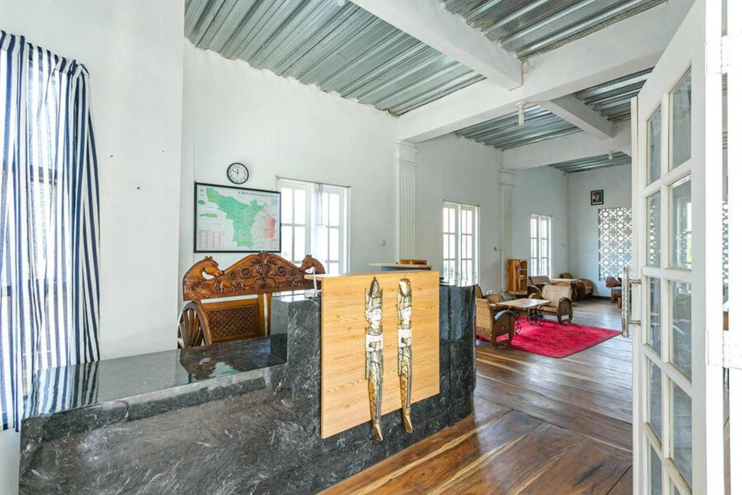 Lobby or reception in RedDoorz near Grojogan Sewu Tawangmangu