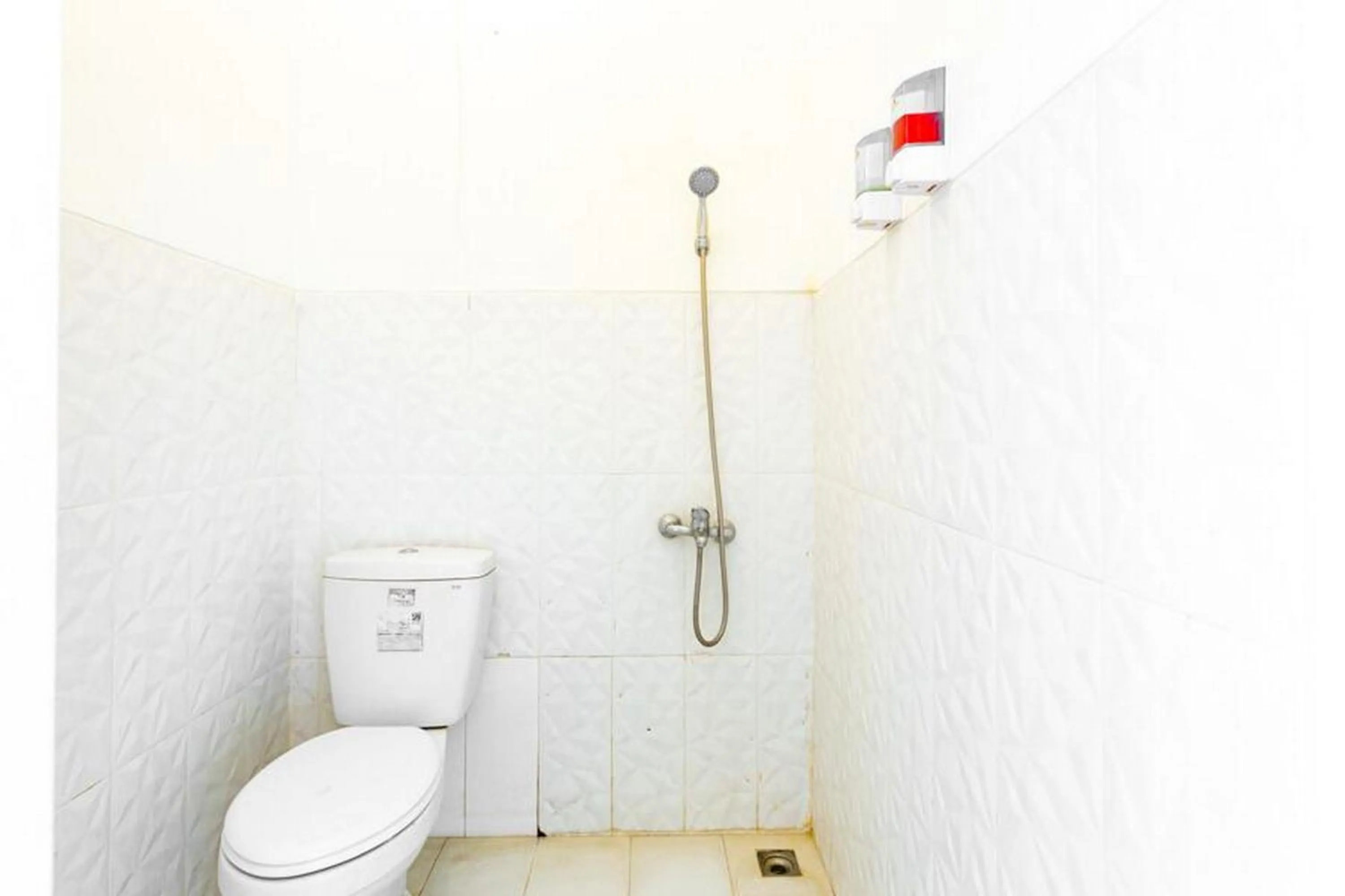 Shower in RedDoorz near Grojogan Sewu Tawangmangu