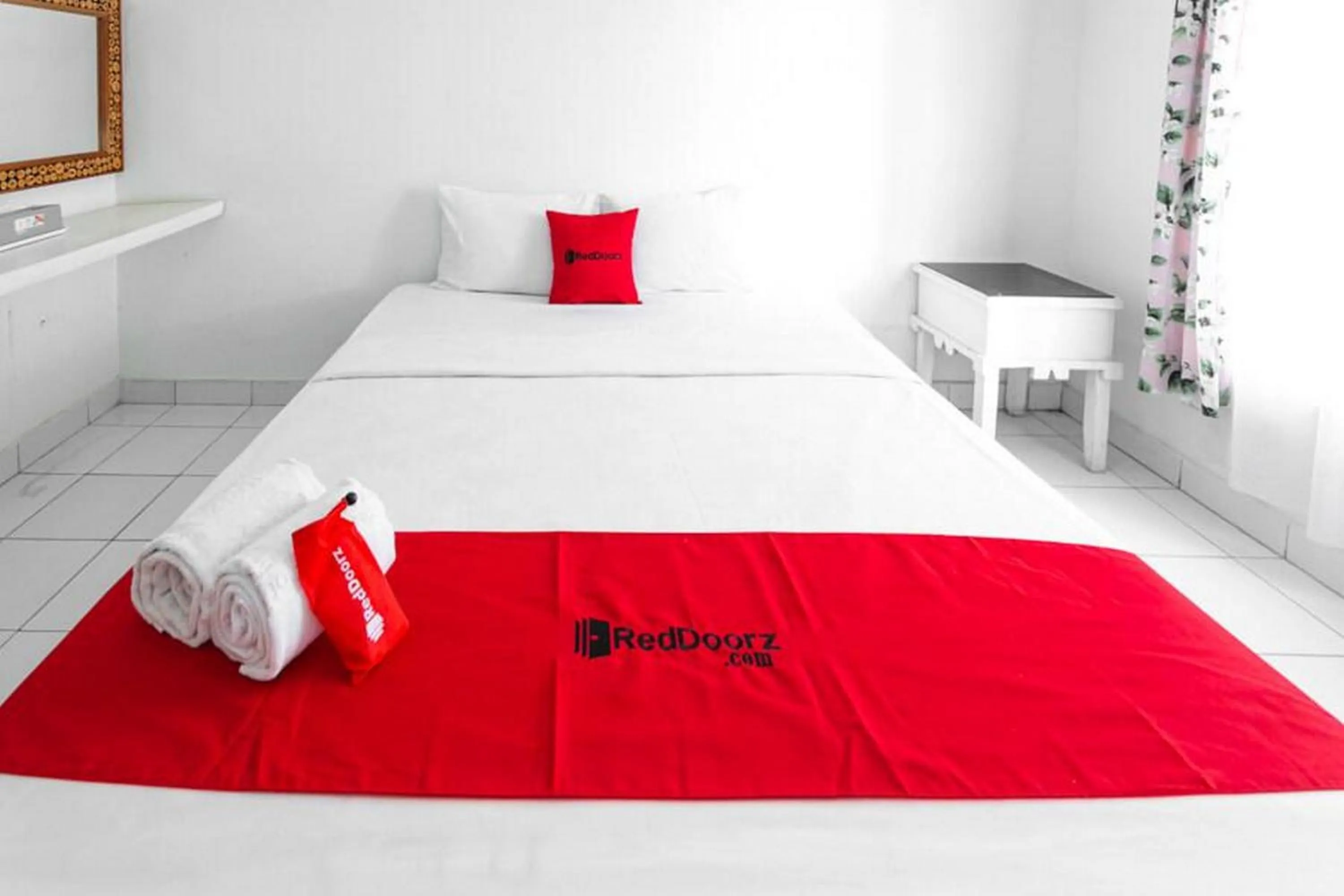 Bed in RedDoorz near Grojogan Sewu Tawangmangu