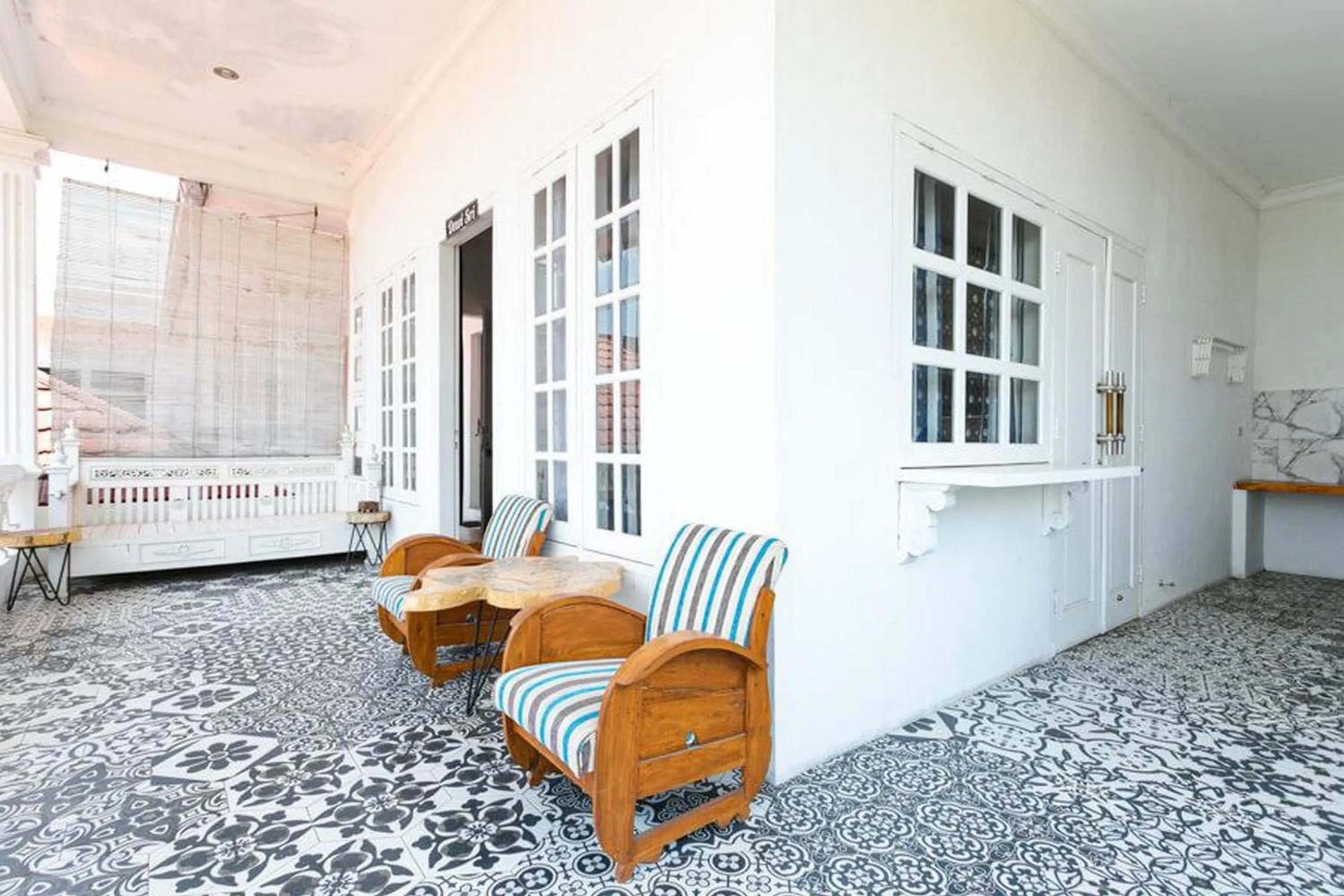 Seating area in RedDoorz near Grojogan Sewu Tawangmangu