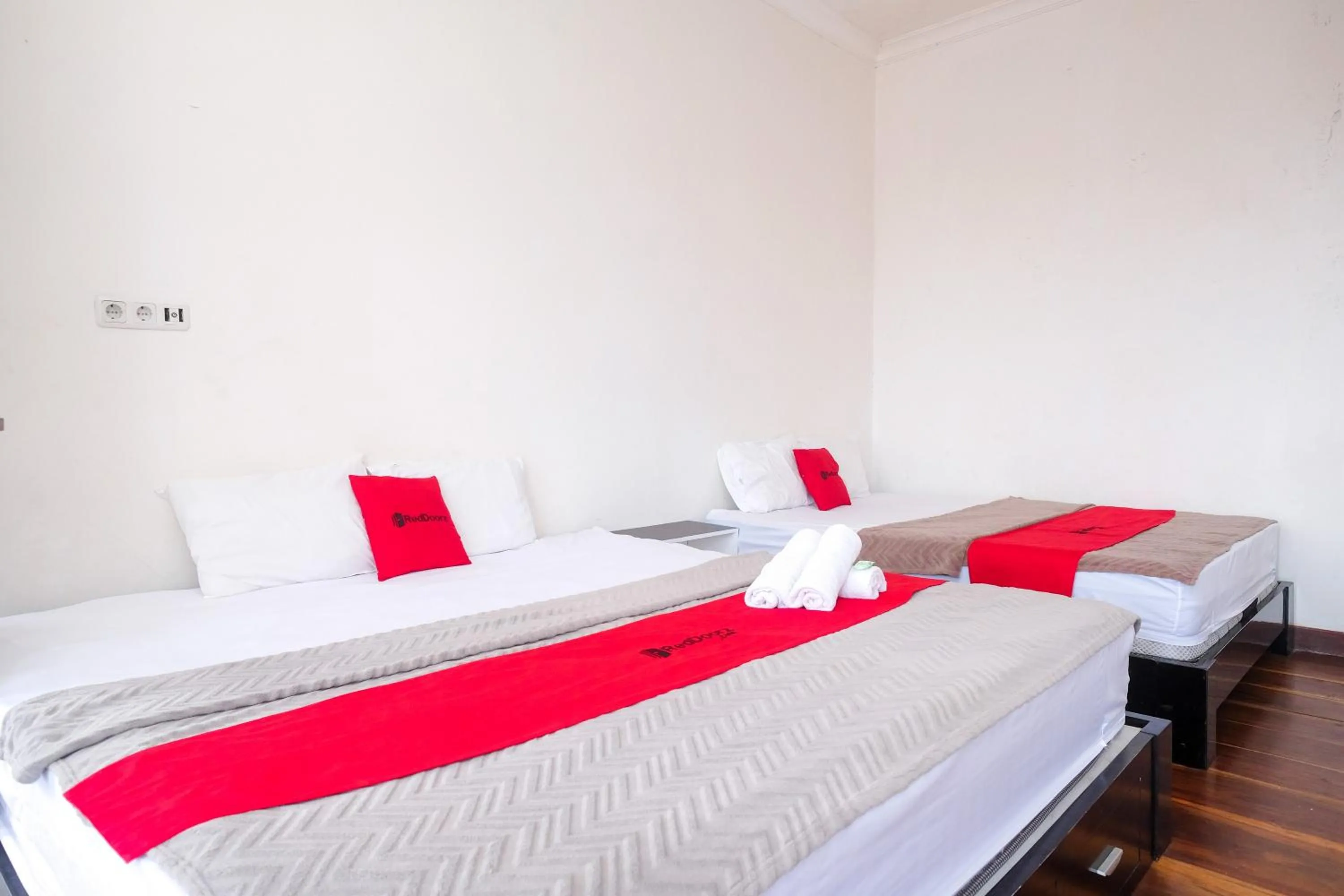 Bed in RedDoorz near Grojogan Sewu Tawangmangu