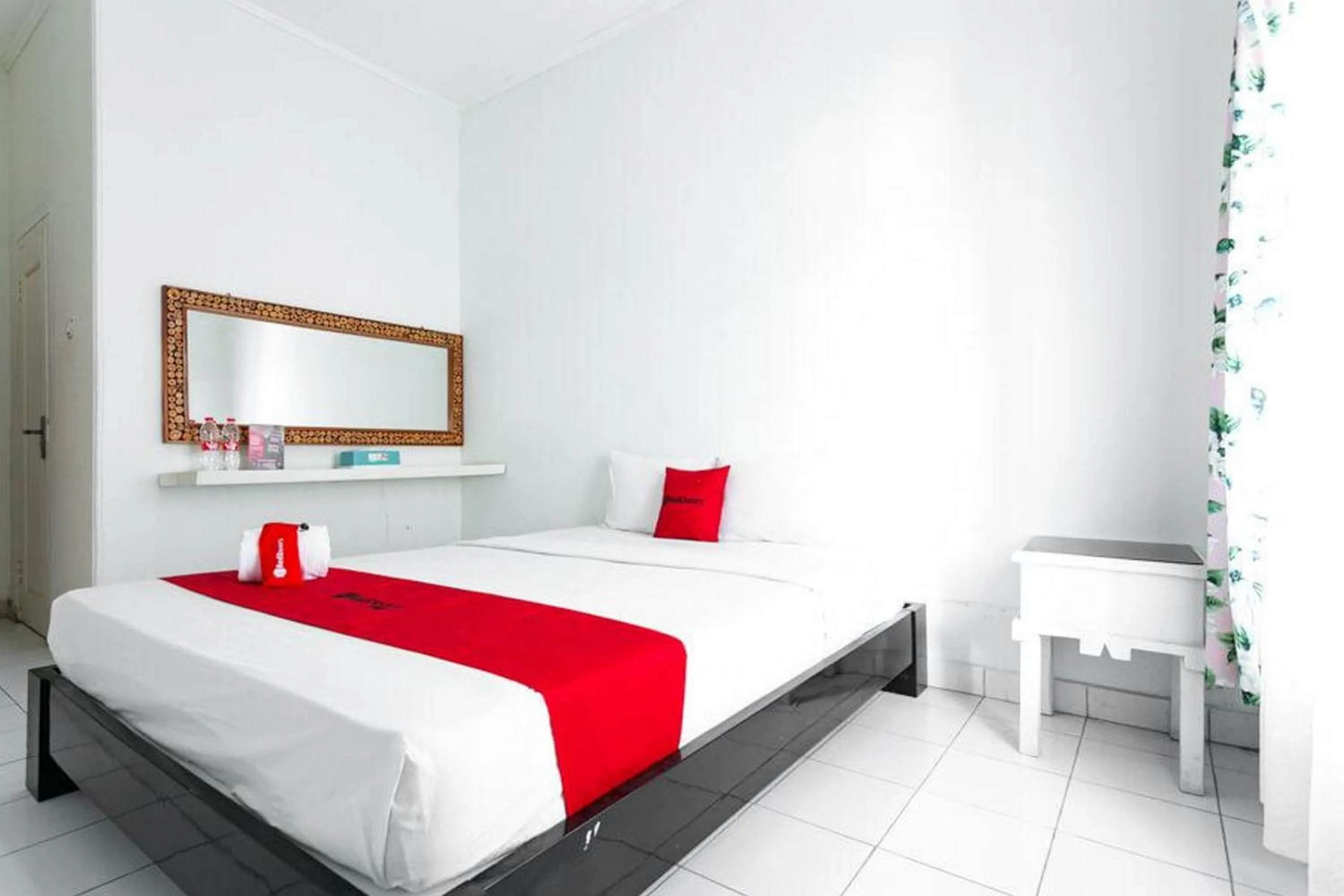 Bed in RedDoorz near Grojogan Sewu Tawangmangu