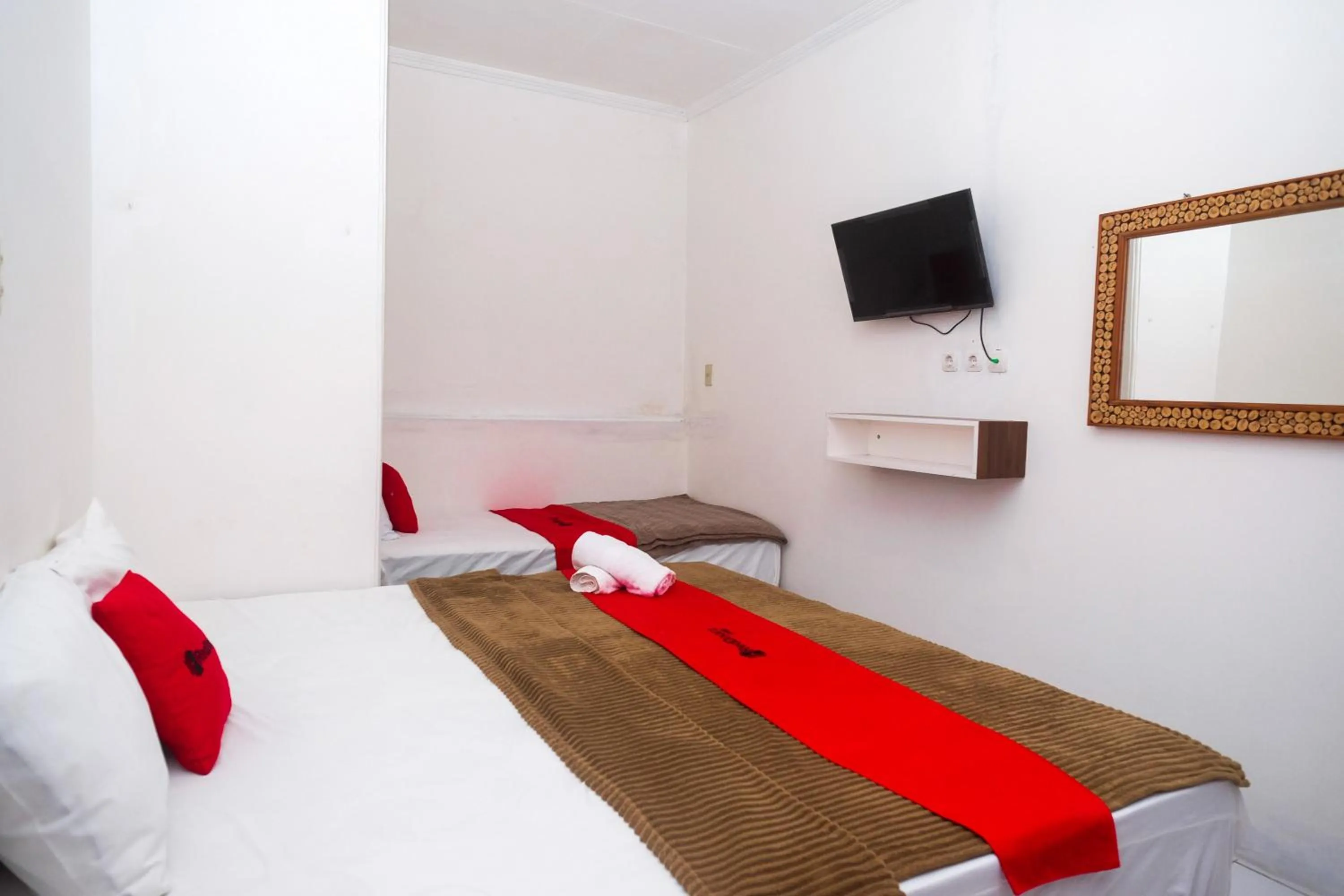 Bed in RedDoorz near Grojogan Sewu Tawangmangu