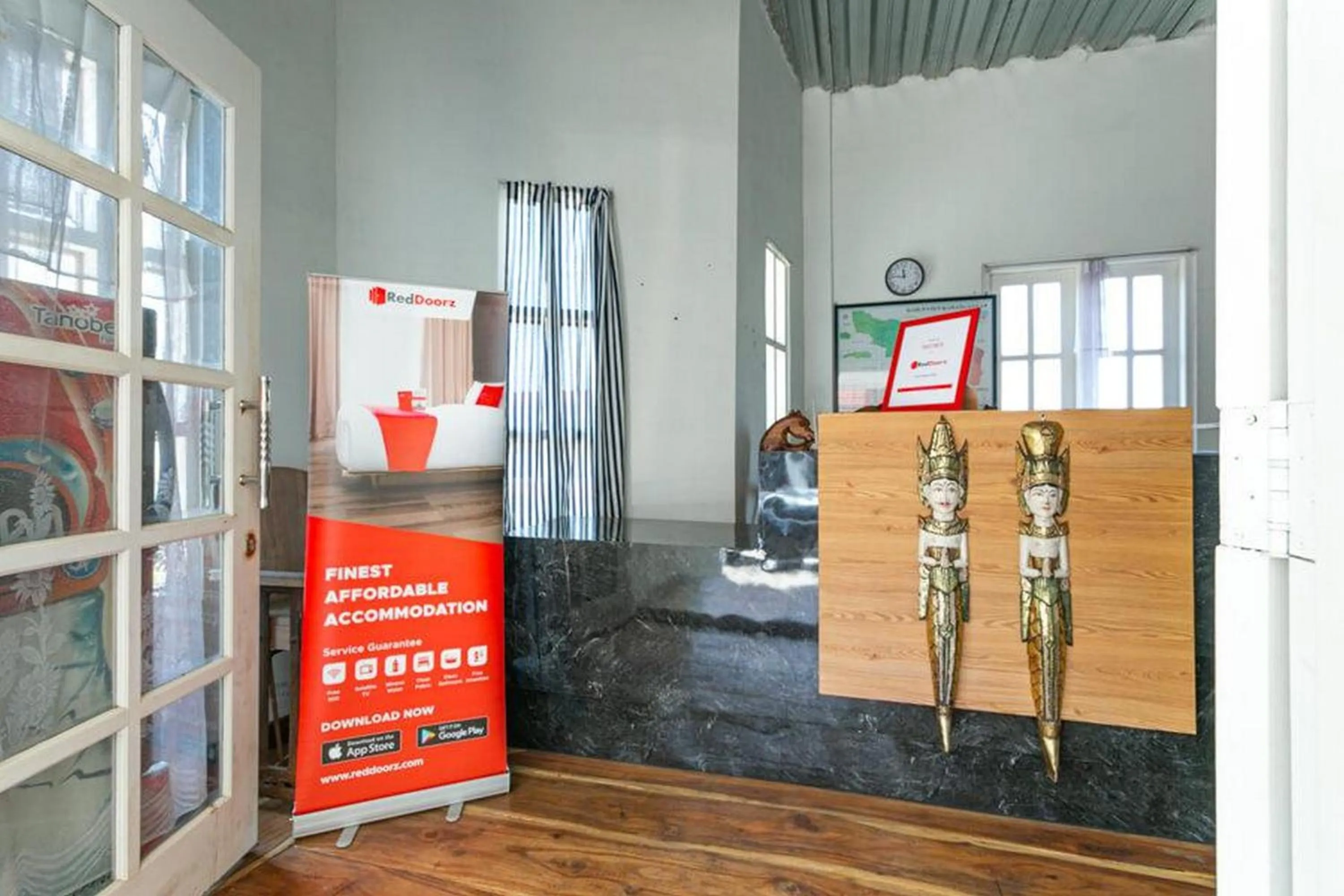 Lobby or reception in RedDoorz near Grojogan Sewu Tawangmangu