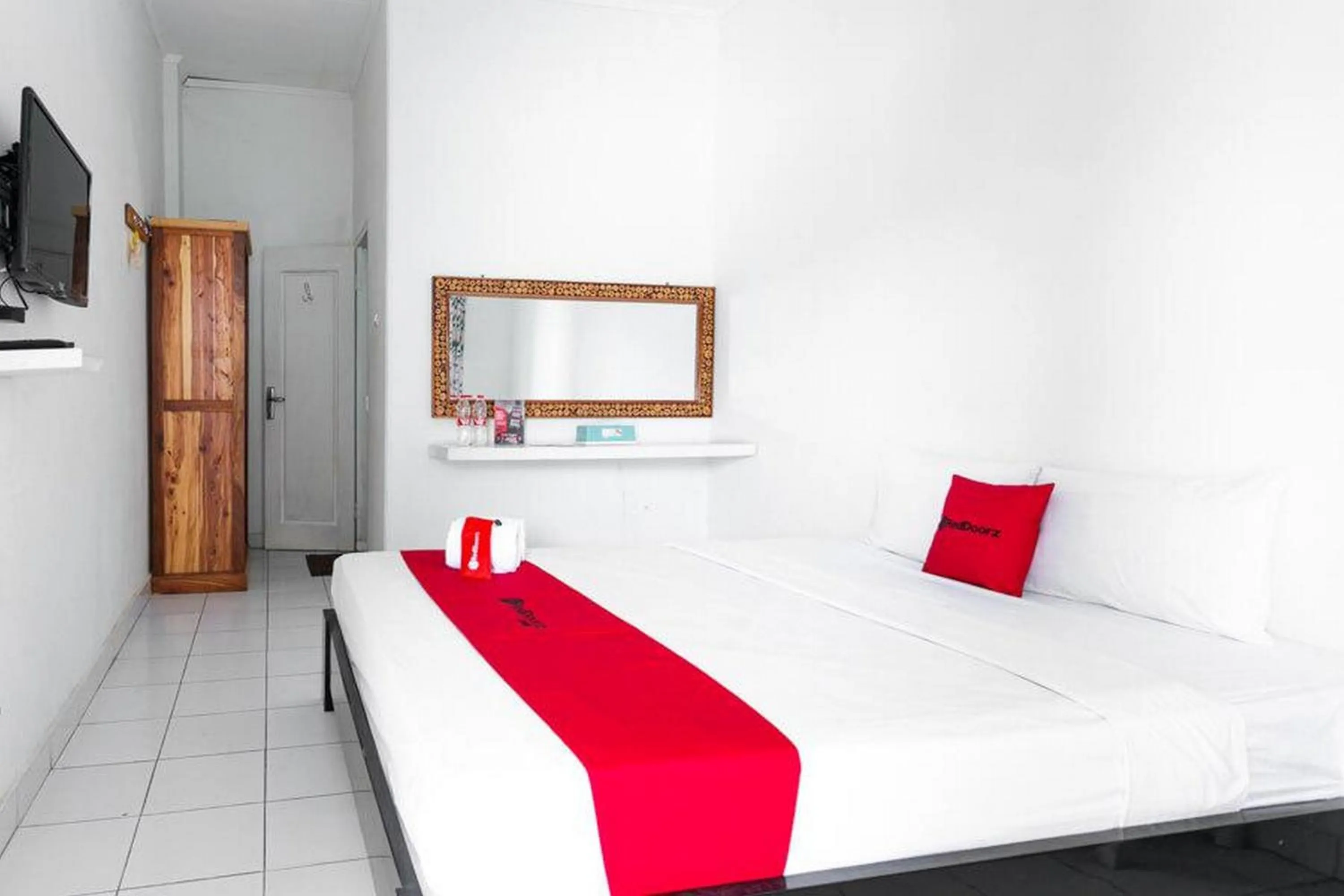 Bed in RedDoorz near Grojogan Sewu Tawangmangu