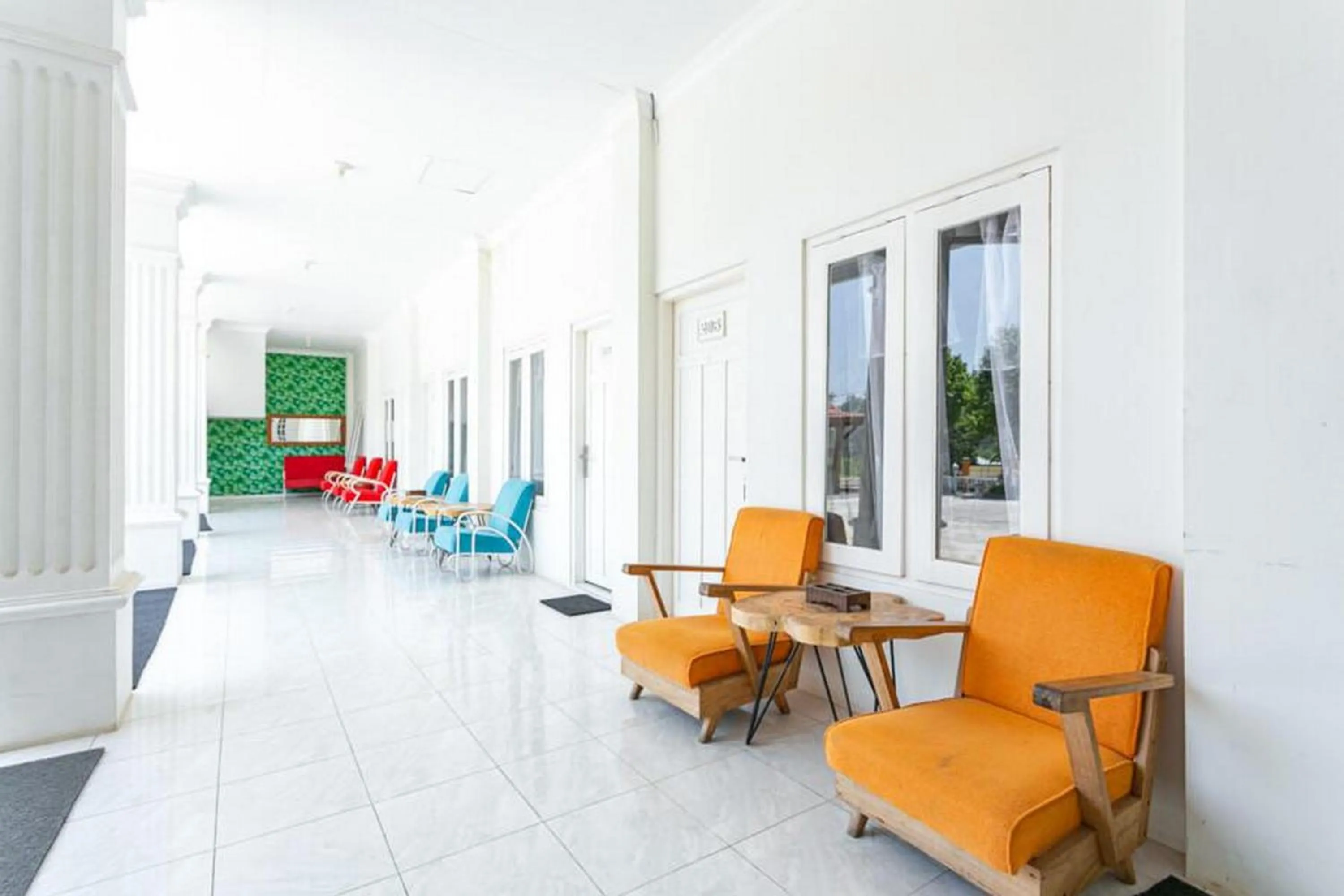 Seating area in RedDoorz near Grojogan Sewu Tawangmangu