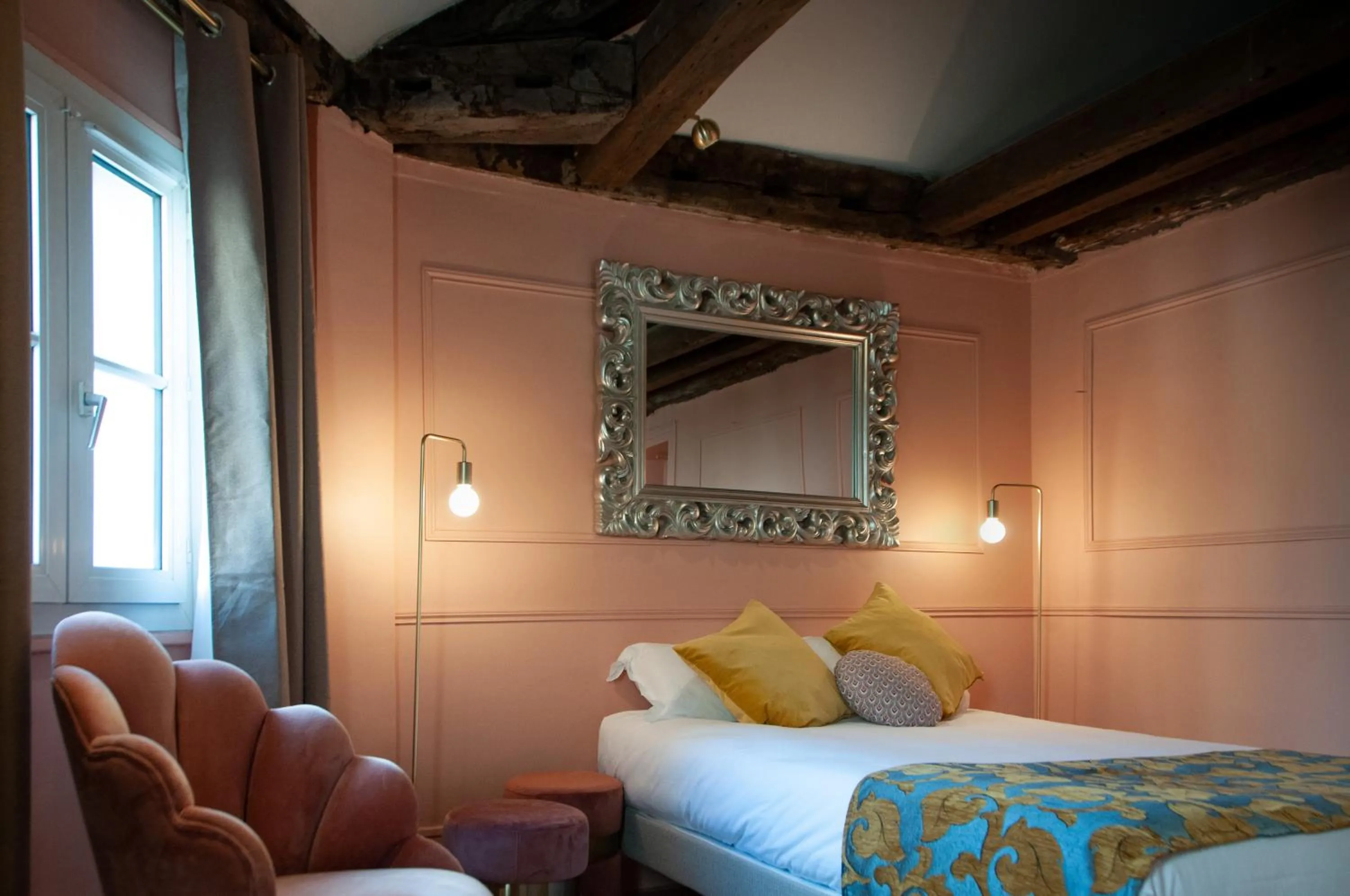 Bed in Hôtel Petit Saint-Honoré