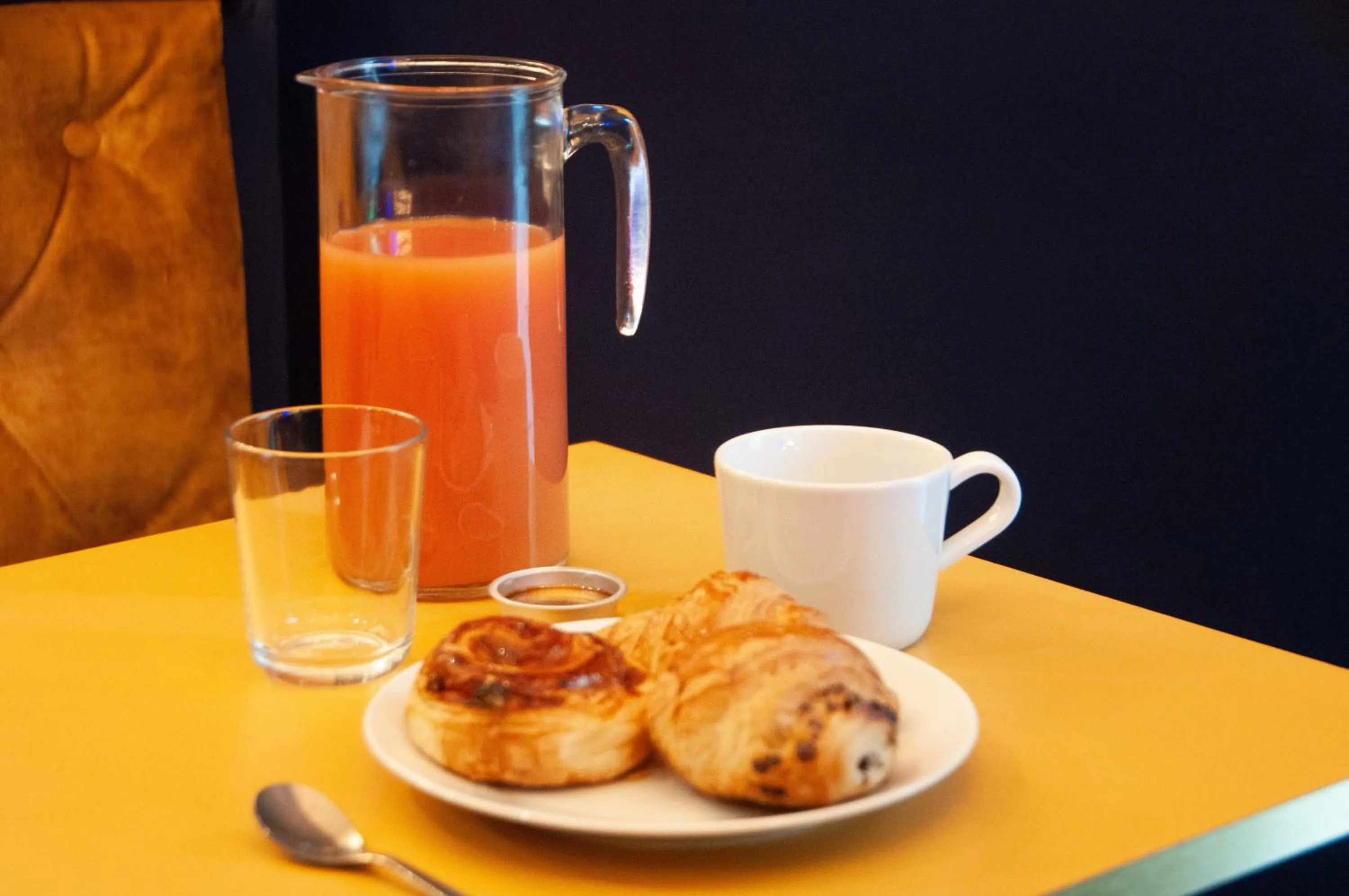 Food and drinks in Hôtel Petit Saint-Honoré