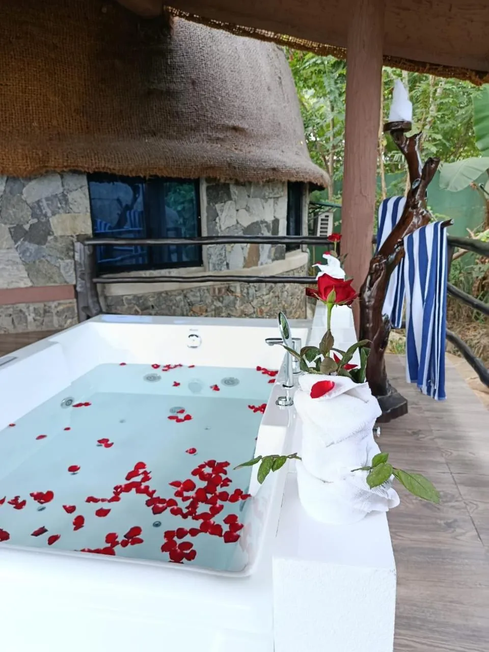 Hot Tub in Dream Cliff Mountain Resort