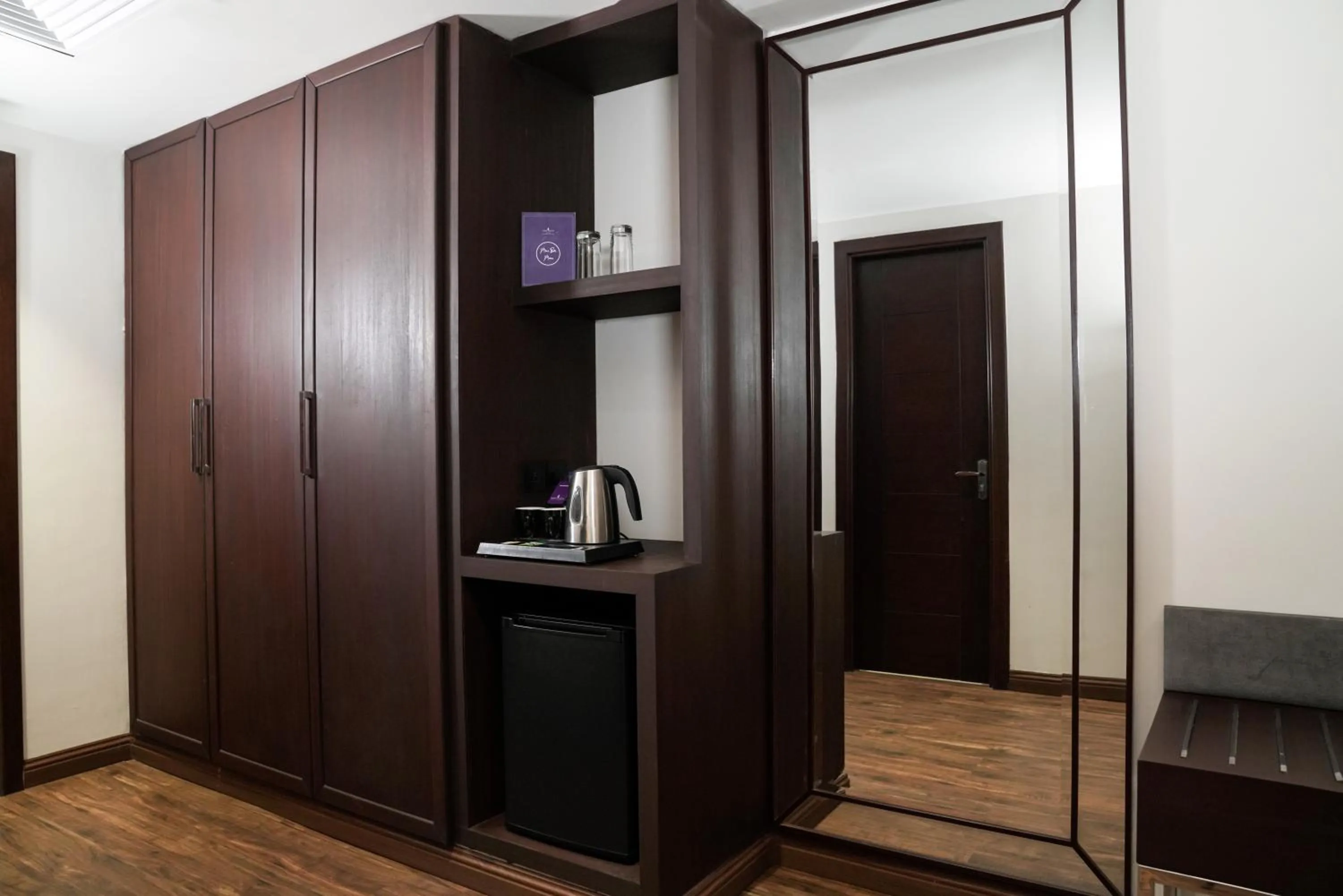 microwave in Indigo Heights Hotel & Suites