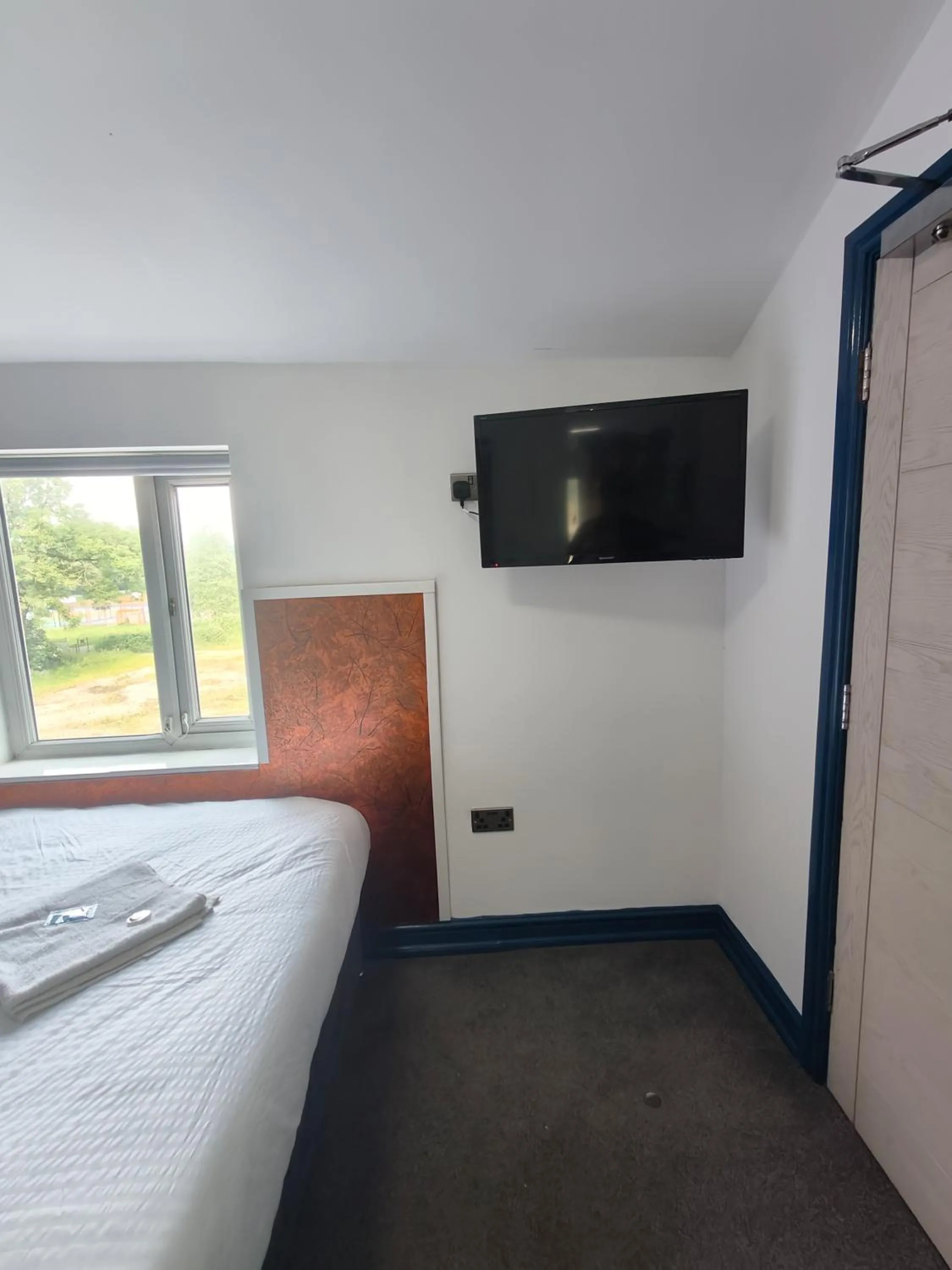 TV and multimedia in Park City Suites Hotel