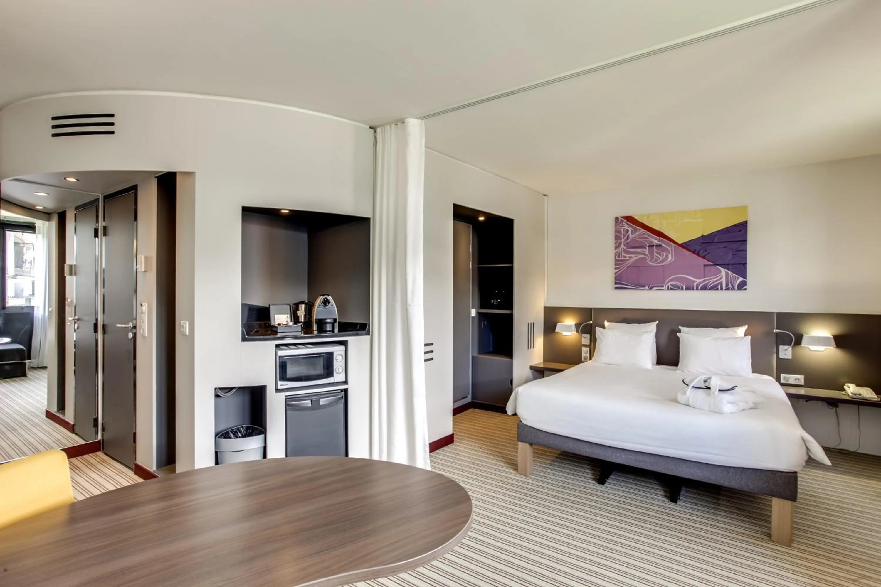 Bed in Novotel Suites Paris Stade de France