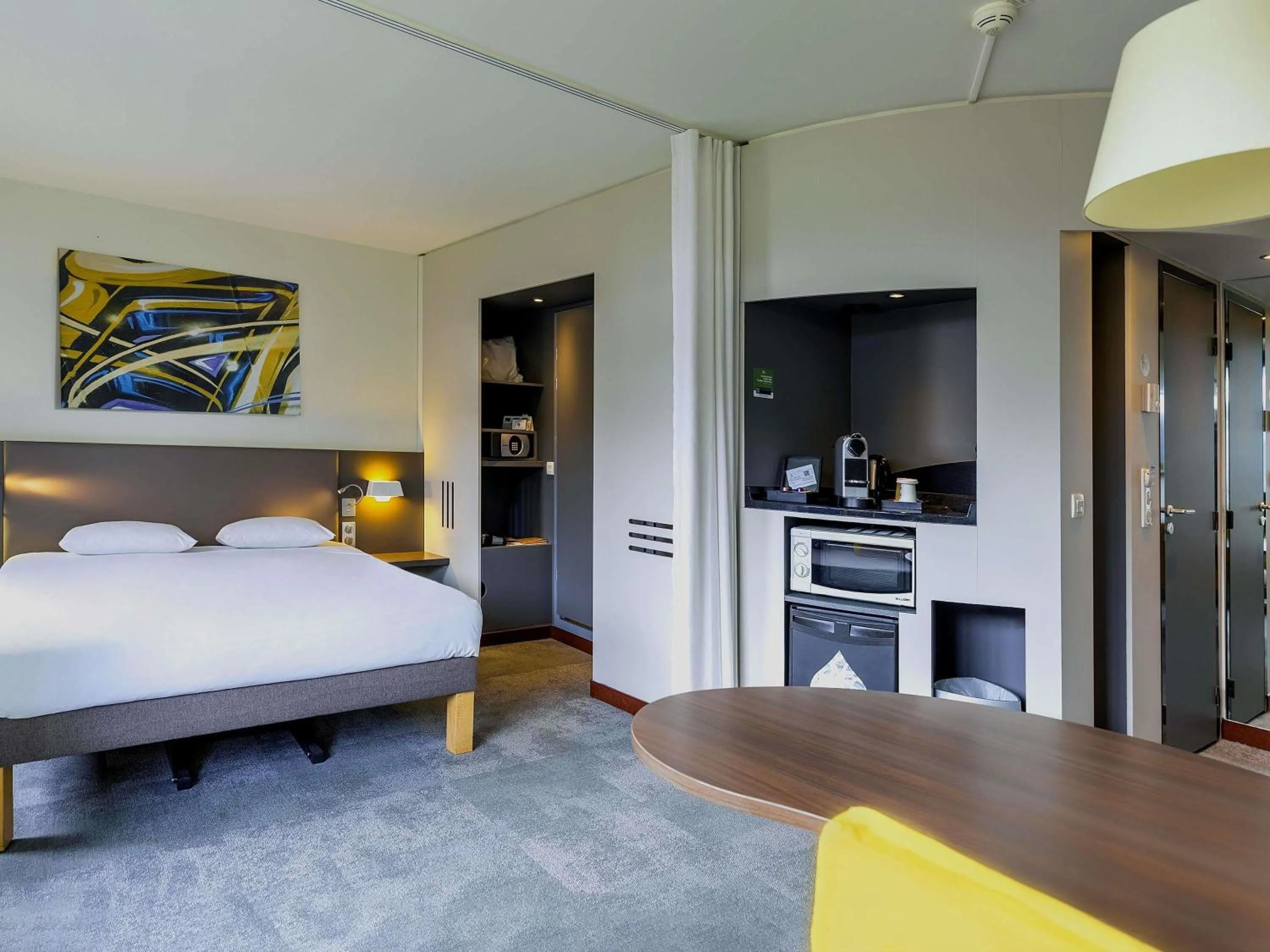 Bedroom, Bed in Novotel Suites Paris Stade de France