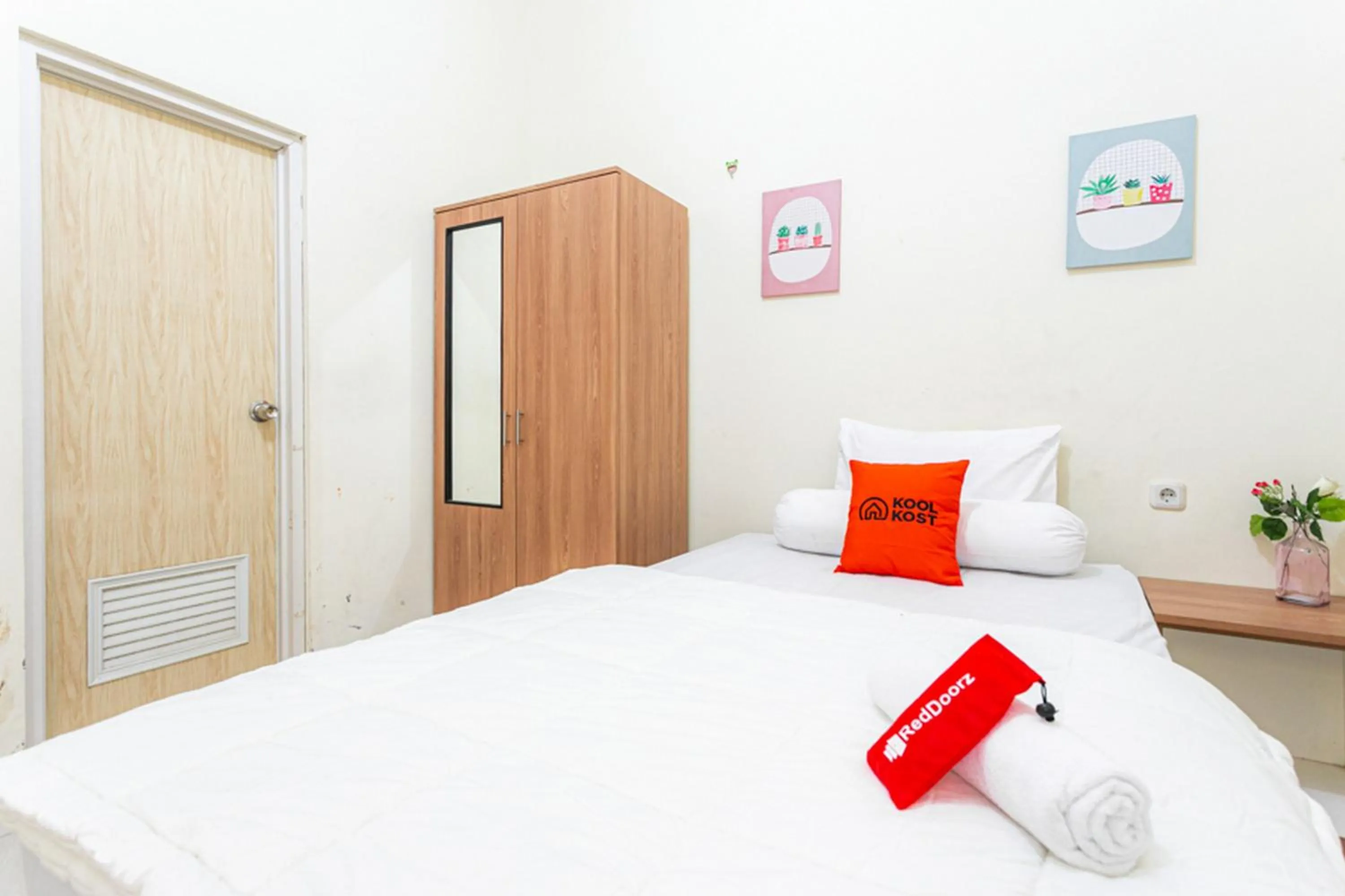 Bedroom, Bed in RedDoorz Syariah near Assalaam - UMS