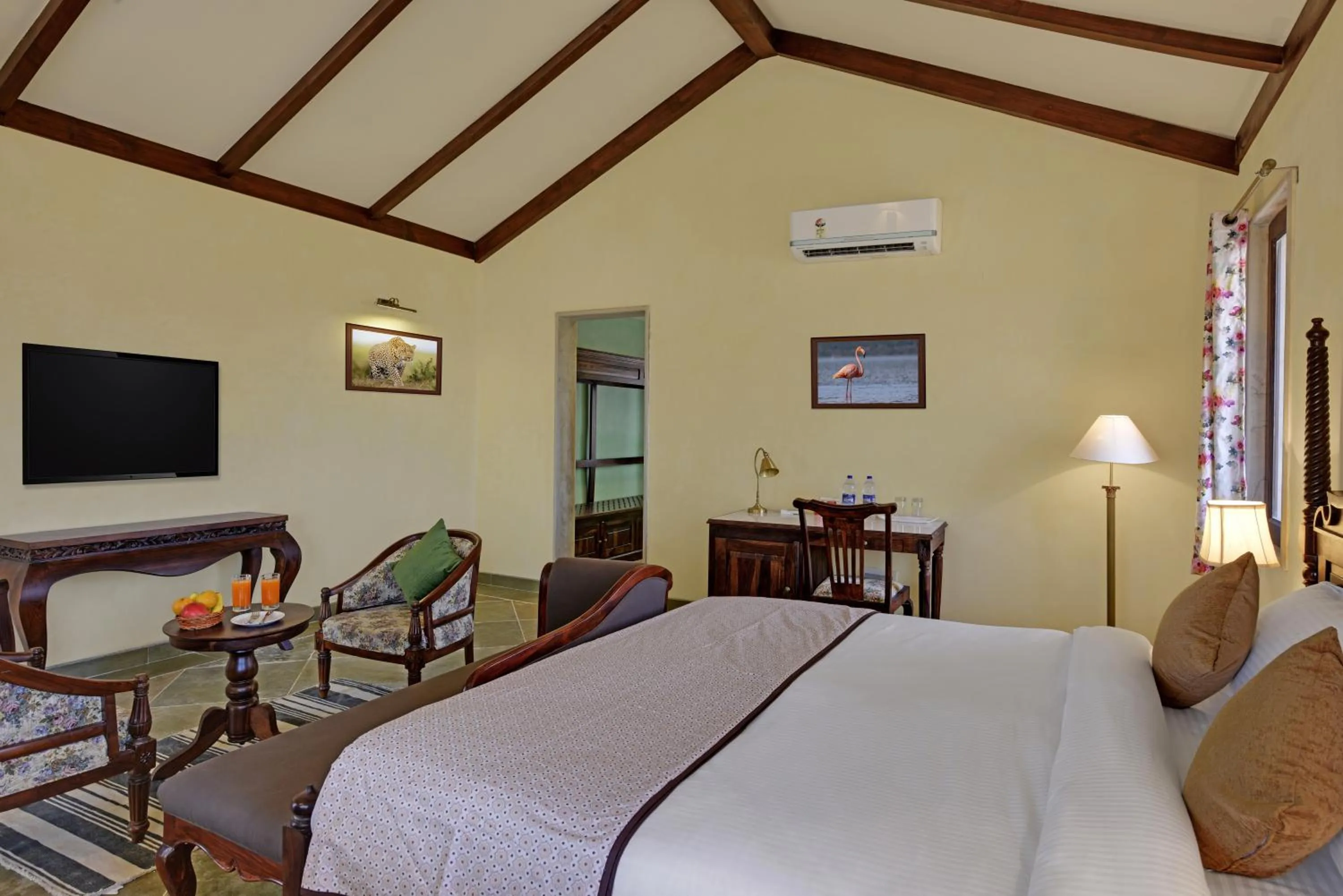 TV and multimedia, Bed in Jawai Leopard Safari Lodge