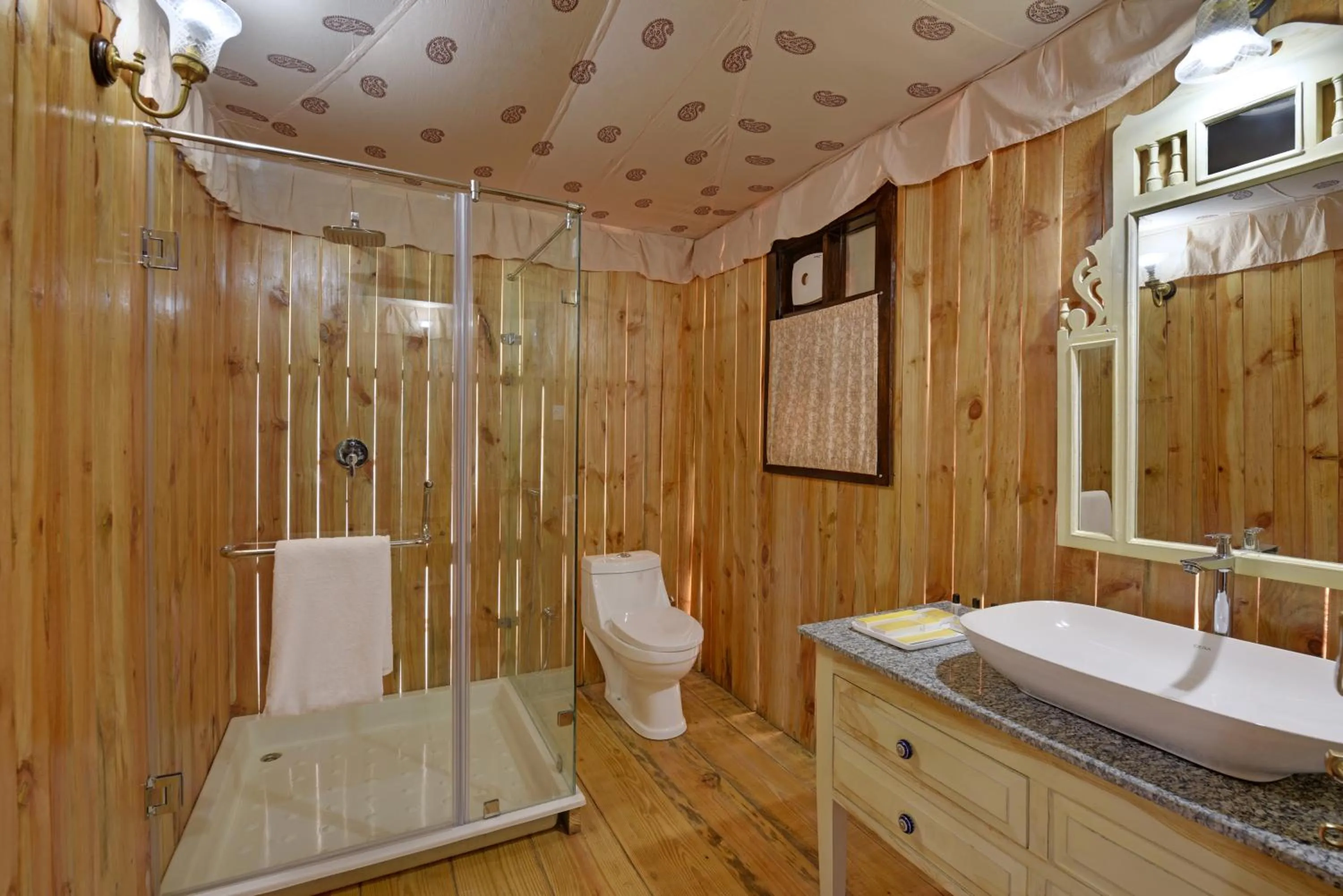 Bathroom in Jawai Leopard Safari Lodge