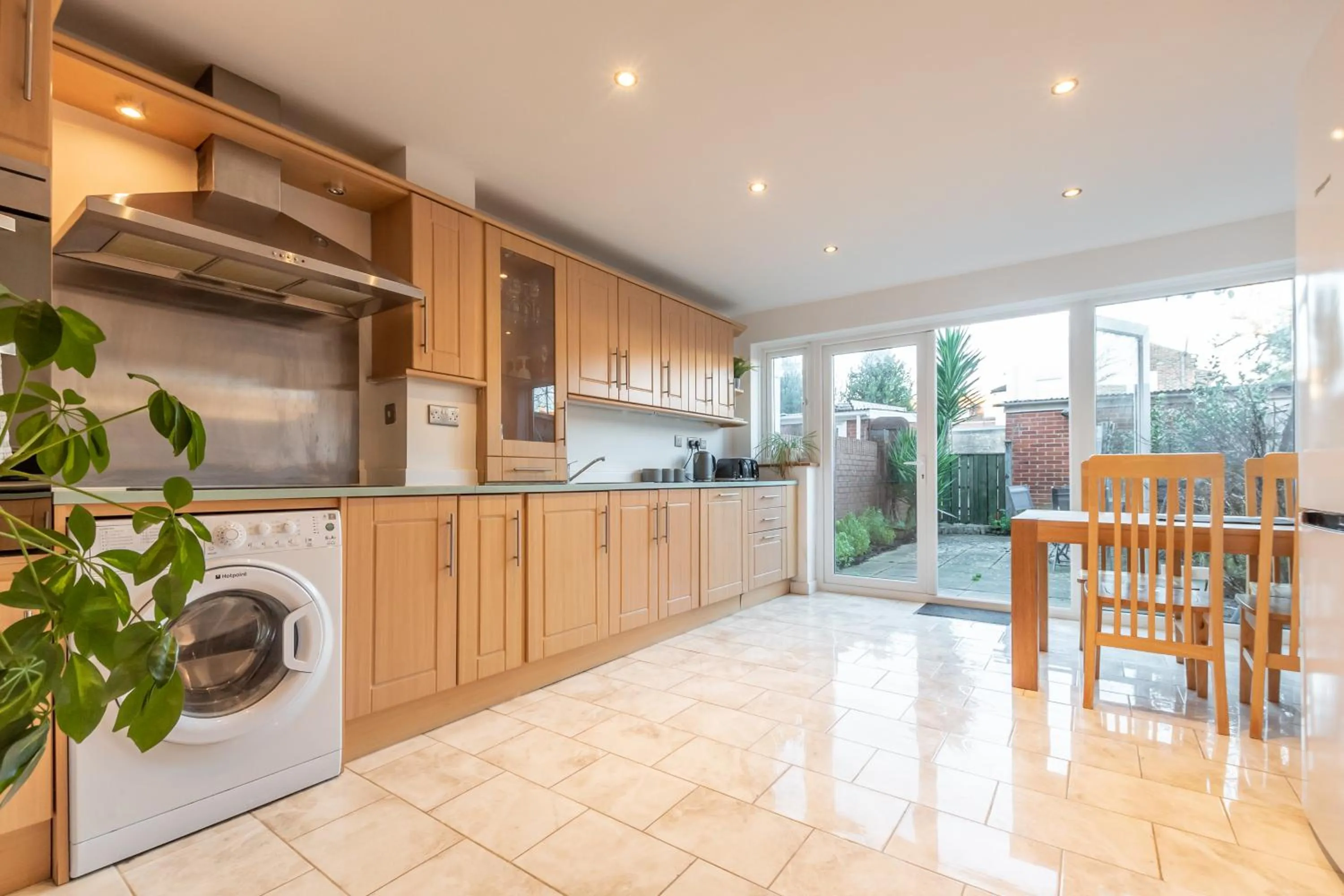 BEST PRICE! LARGE HOME - SMART TV - COMFY BEDS - GARDEN - 4 Single Beds or 2 Doubles! SLEEPS UP TO 4 GUESTS!!