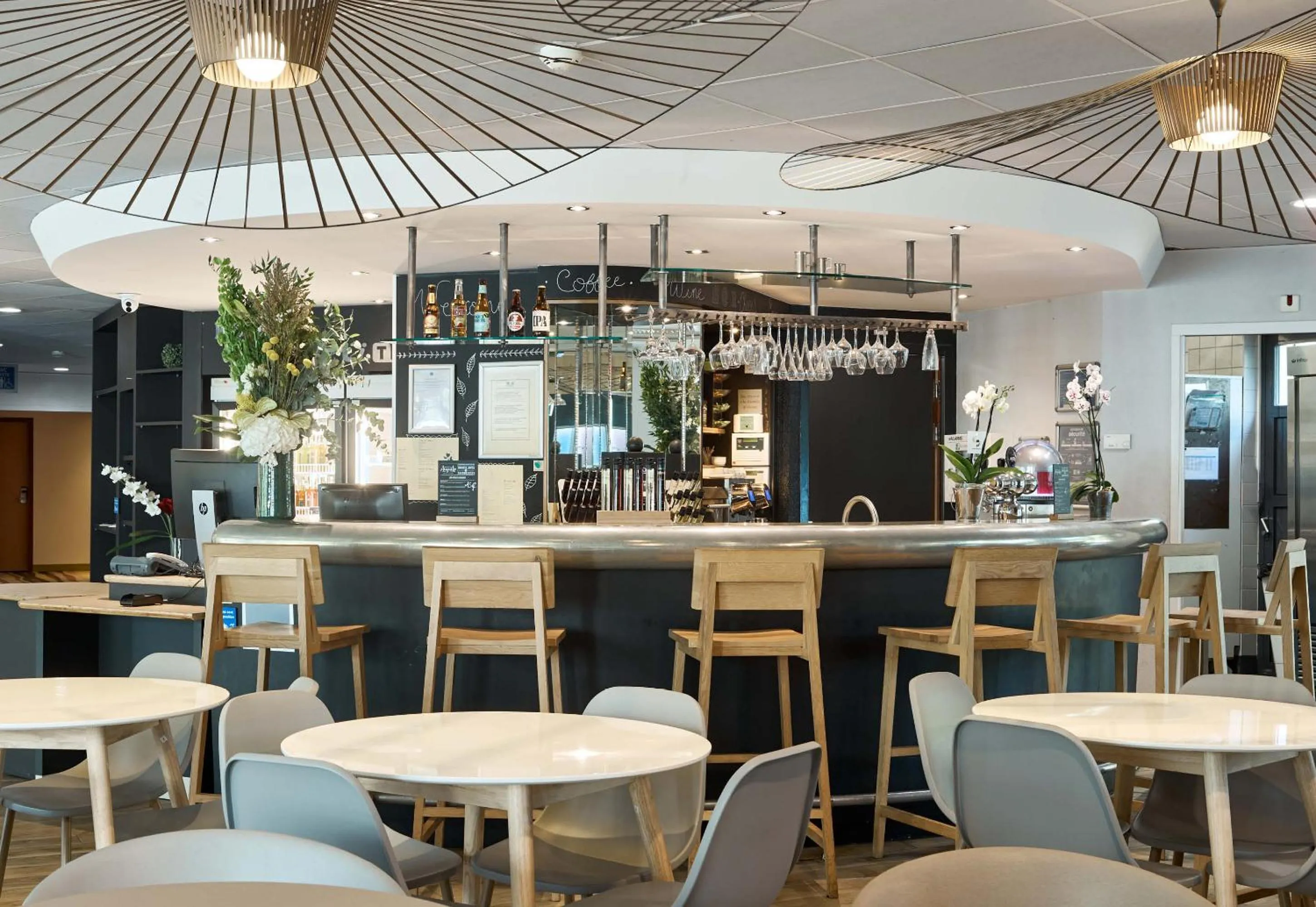 Lounge or bar in B&B HOTEL Vélizy Est