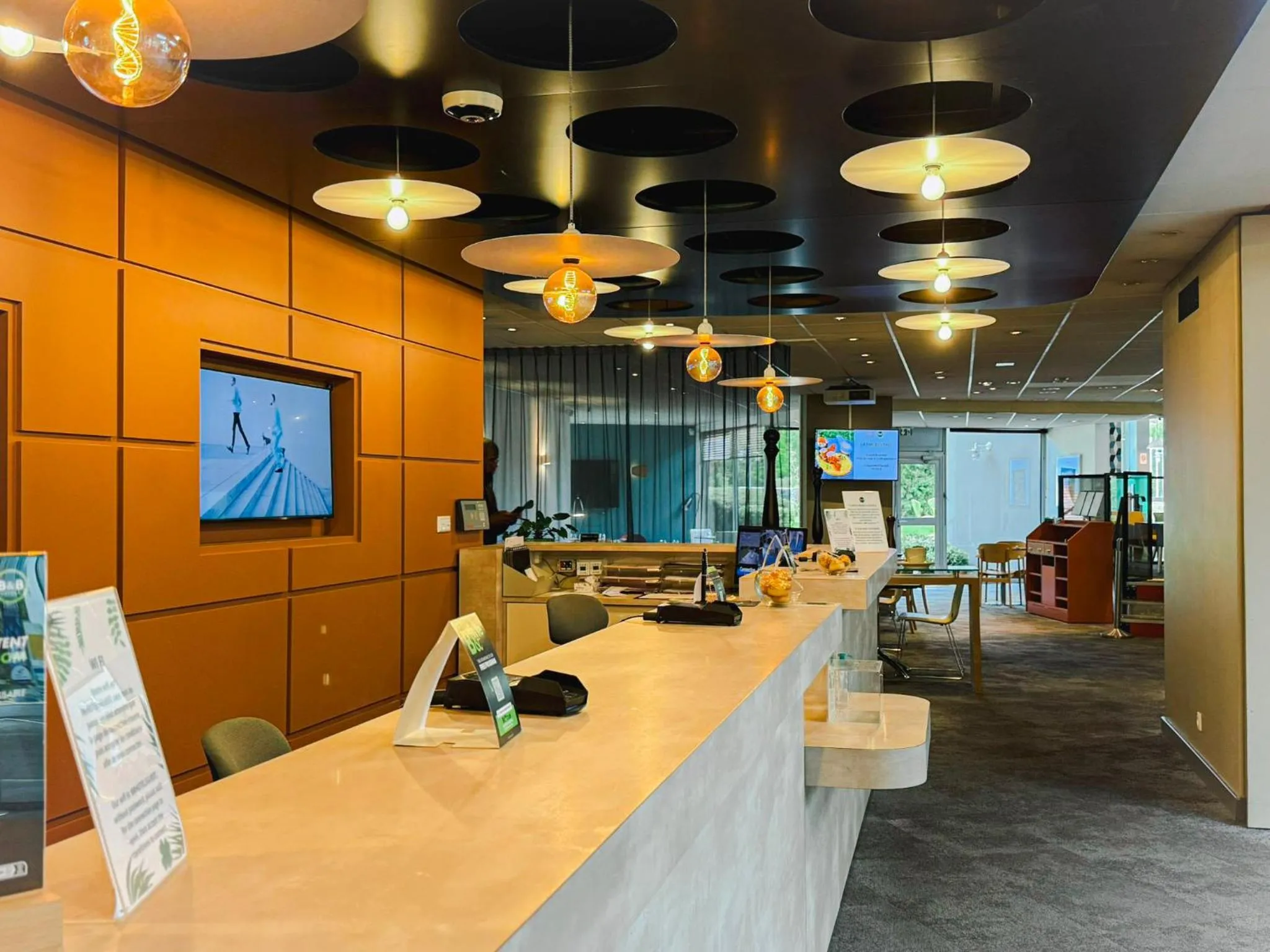 Lobby or reception in B&B HOTEL Cergy Port 4 étoiles