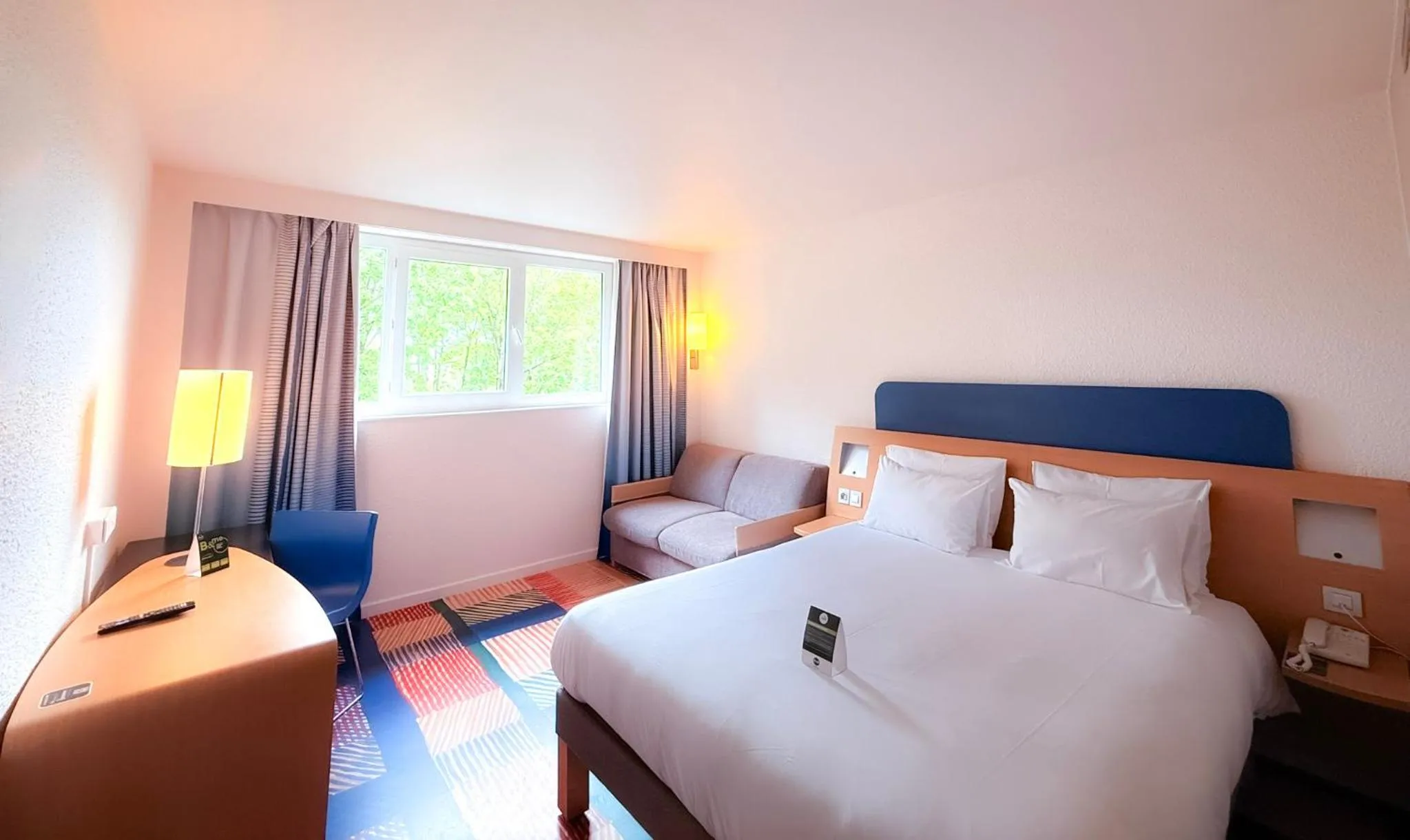 Bed in B&B HOTEL Cergy Port 4 étoiles