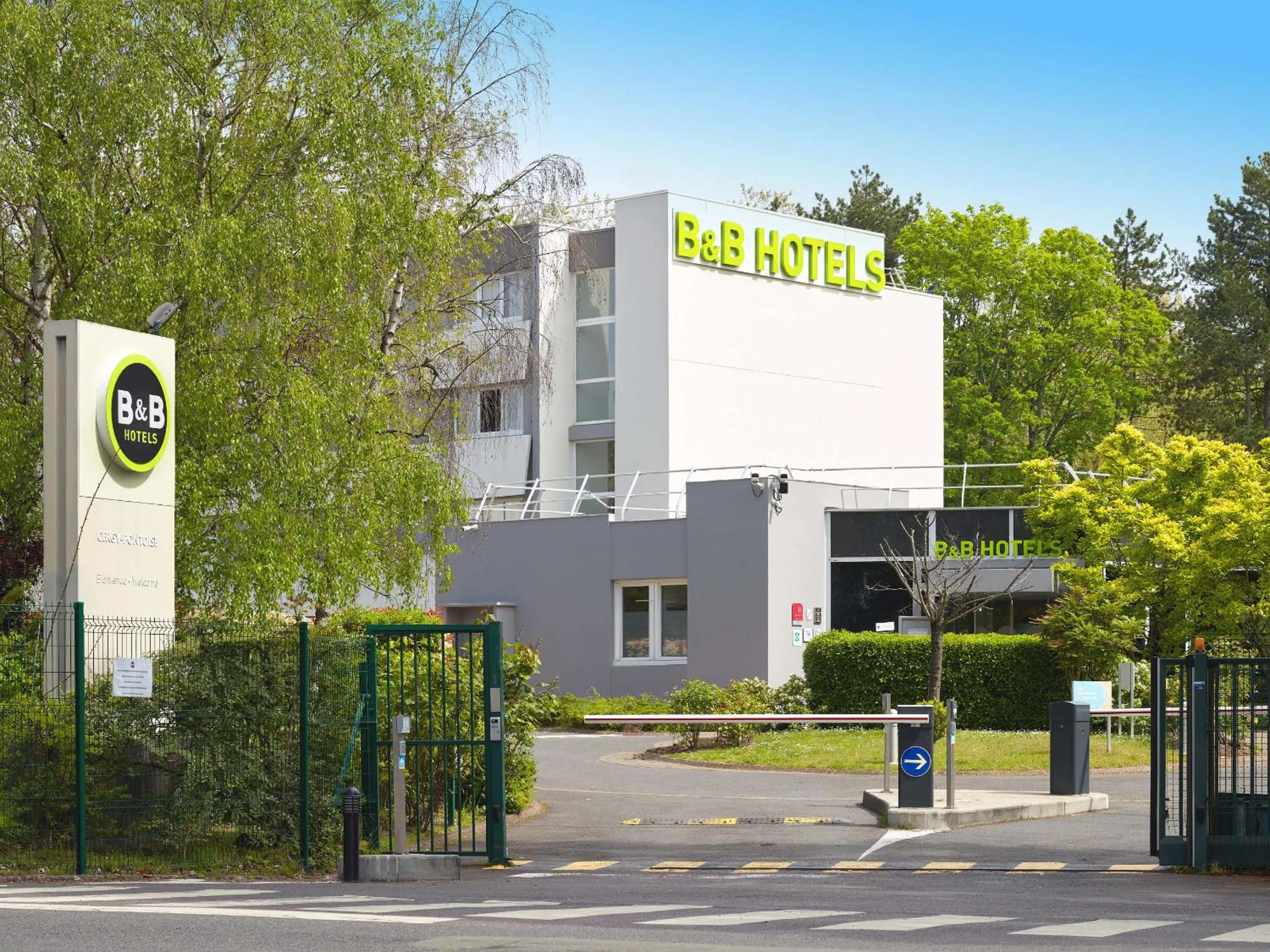 Property building in B&B HOTEL Cergy Port 4 étoiles