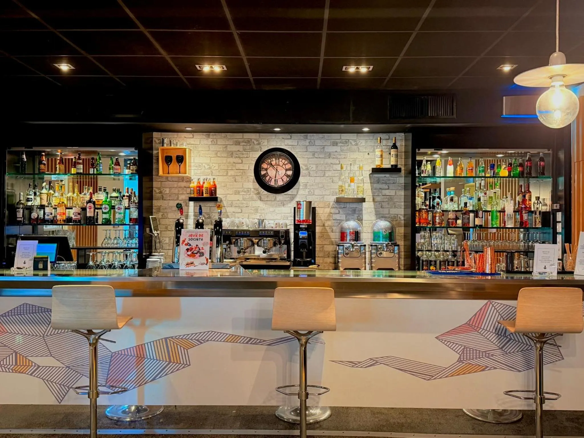 Lounge or bar in B&B HOTEL Cergy Port 4 étoiles