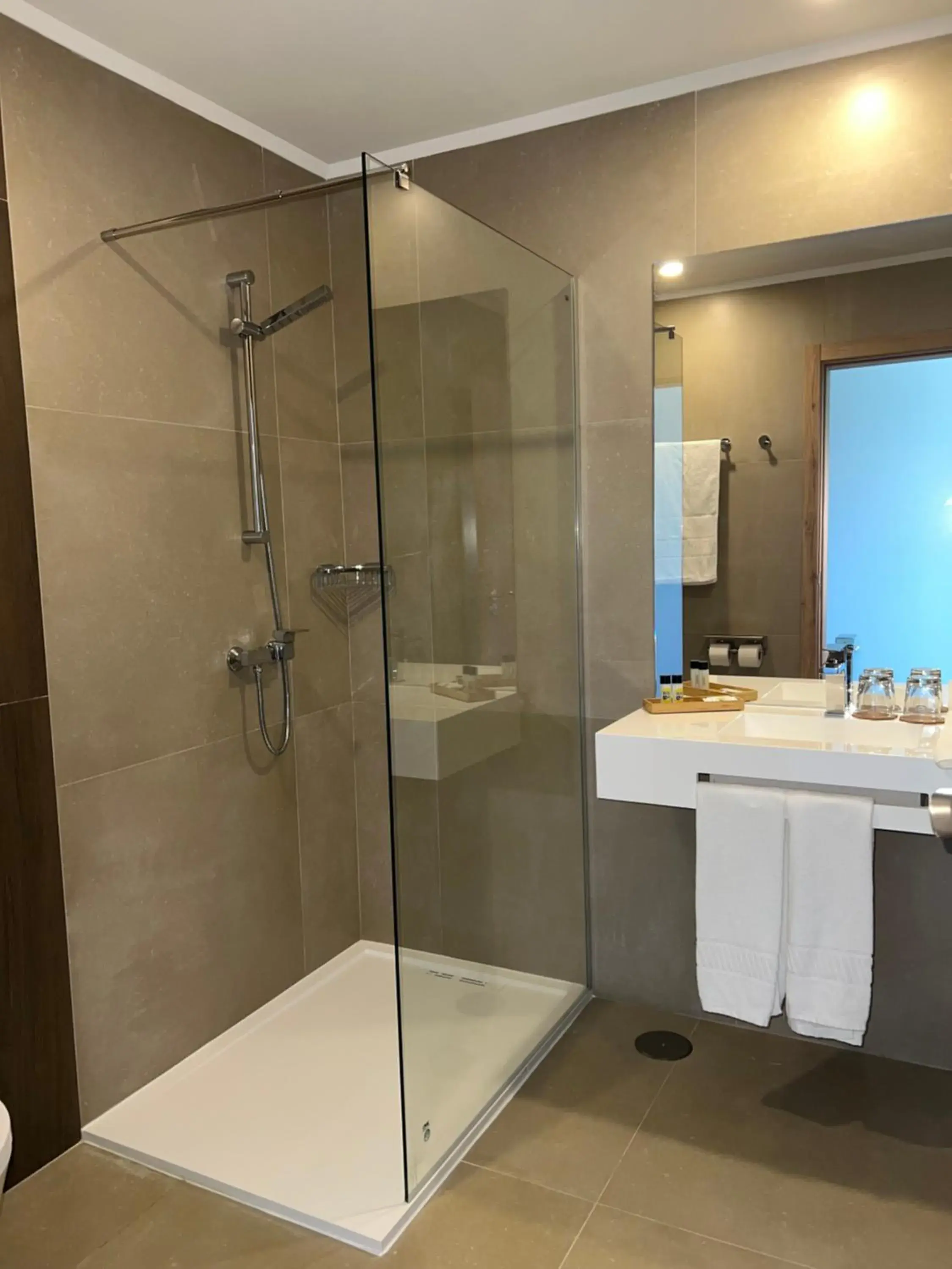 Deluxe Double Room (2 Adults + 1 Child) in Hotel O Gato & Spa Deluxe Double Room (2 Adults + 1 Child) in Hotel O Gato & Spa