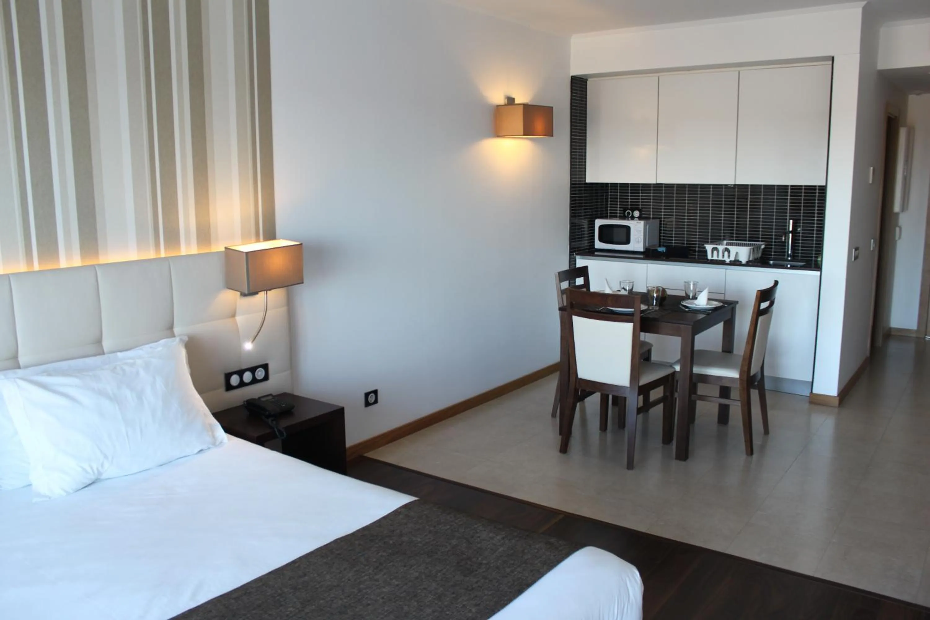 Coffee/tea facilities, Bed in Hotel O Gato & Spa