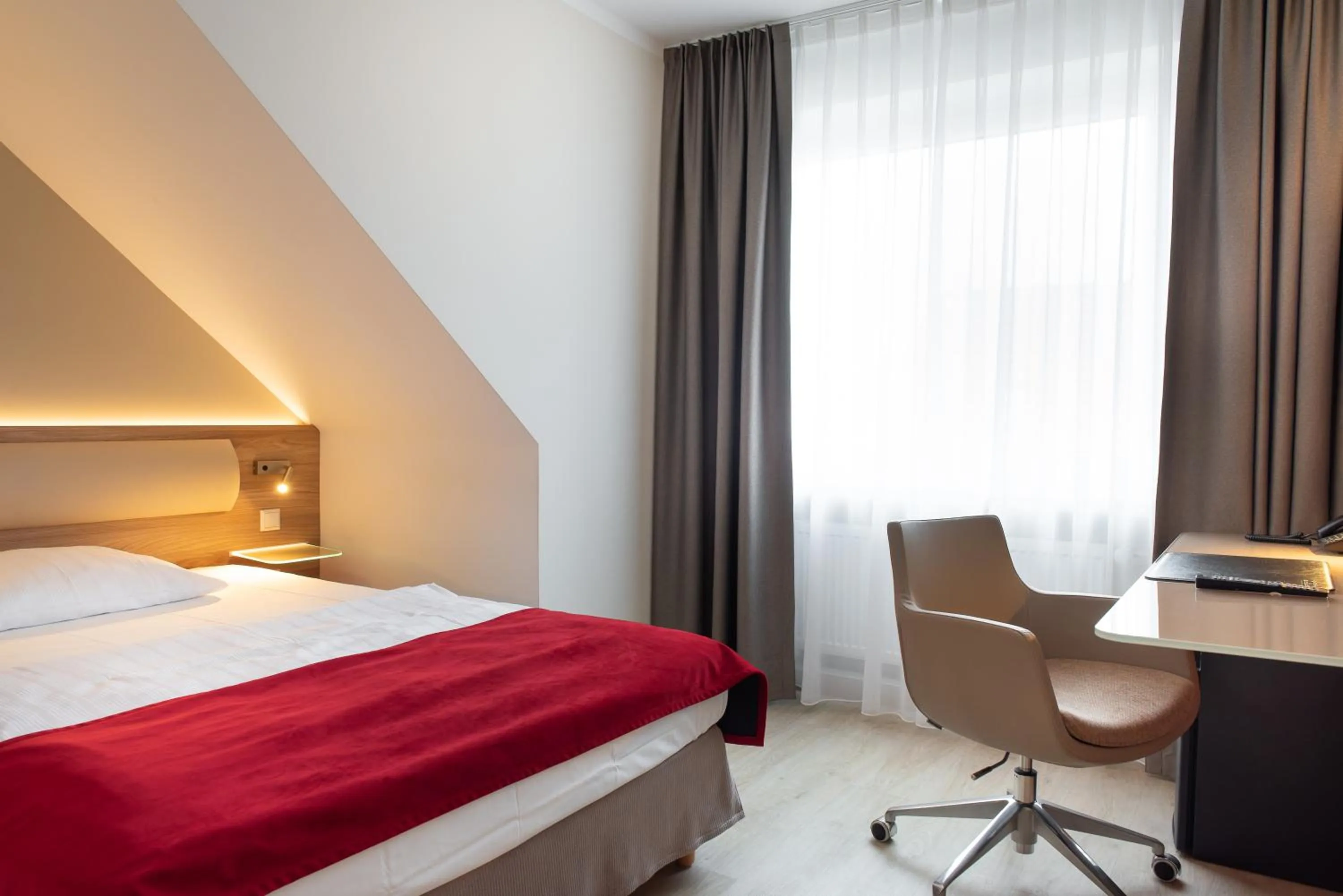 Bedroom, Bed in Hotel Königshof am Funkturm Business