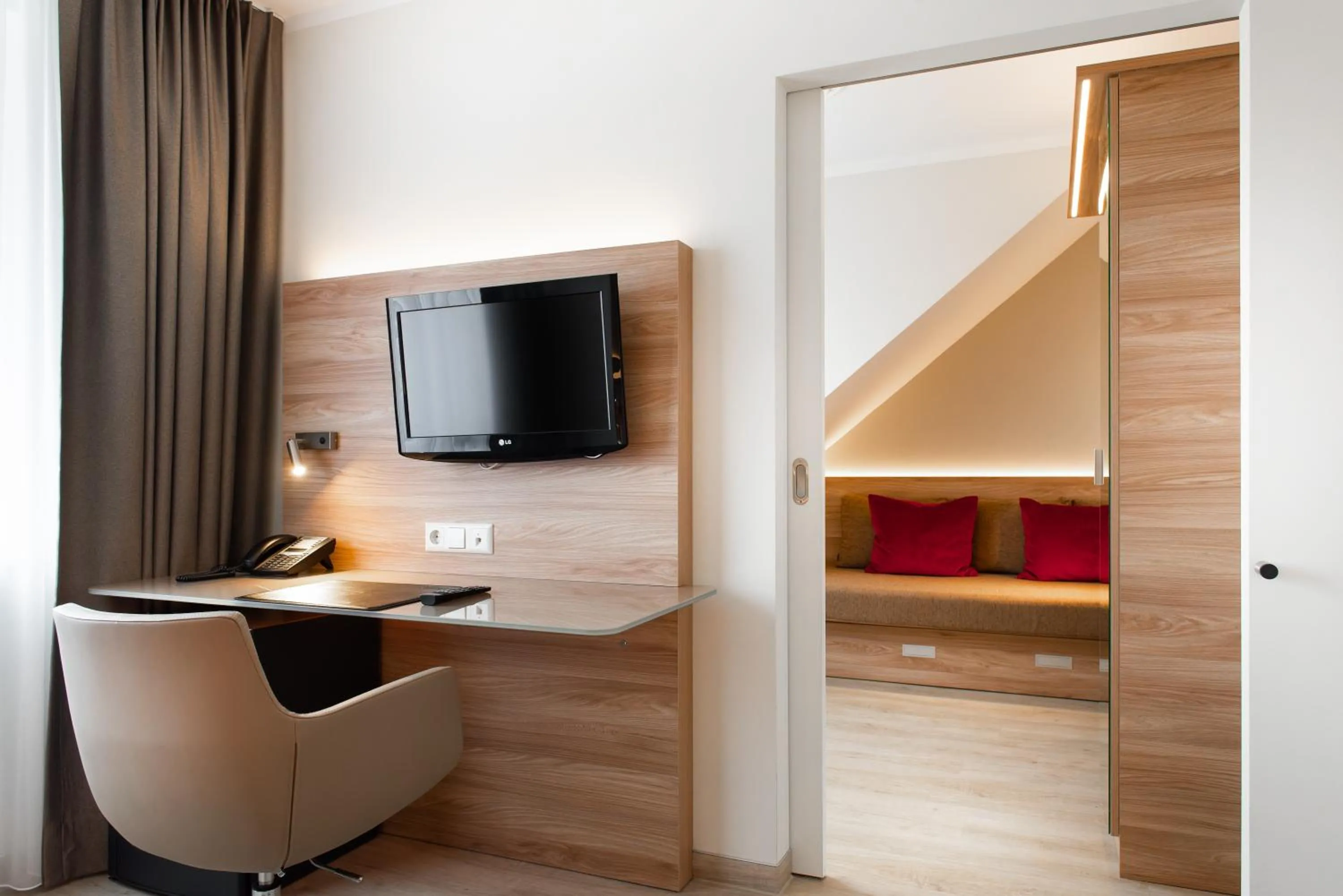 TV and multimedia, Bed in Hotel Königshof am Funkturm Business