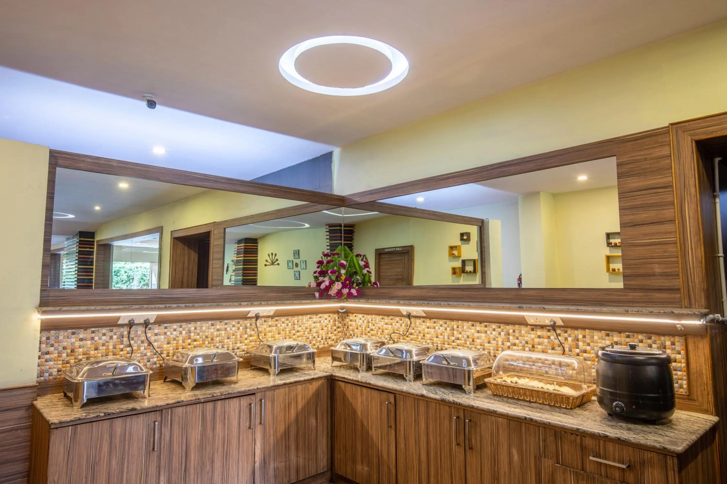 Restaurant/places to eat in Vinayaga Inn by Poppys, Ooty