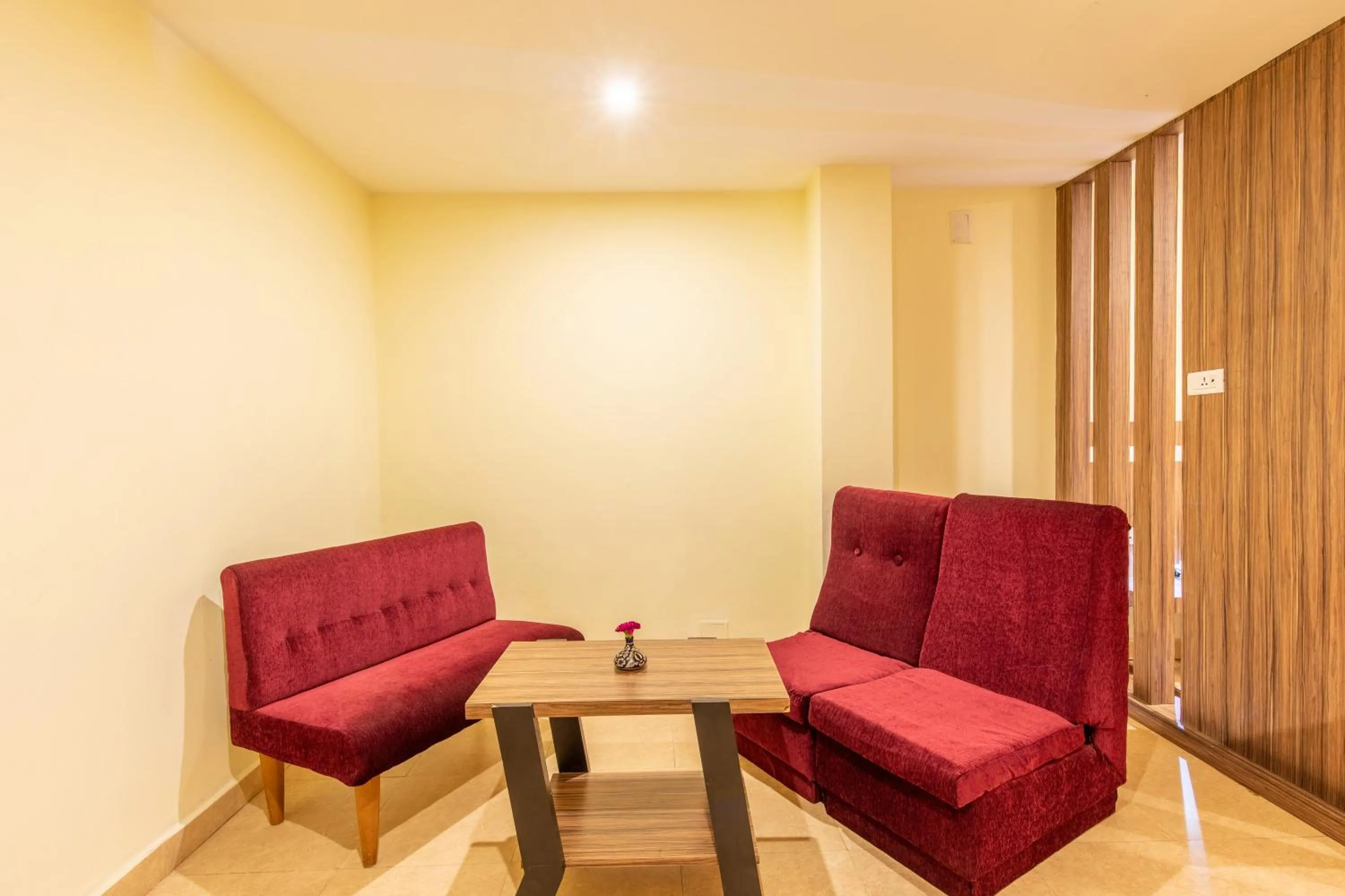 Living room in Vinayaga Inn by Poppys, Ooty