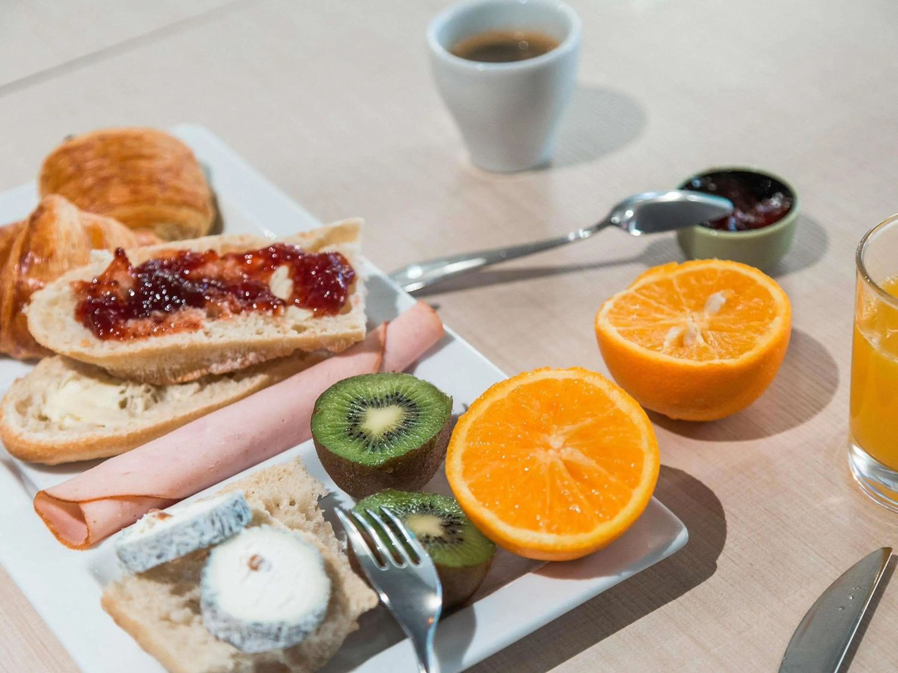 Breakfast in ibis Styles Tours Sud