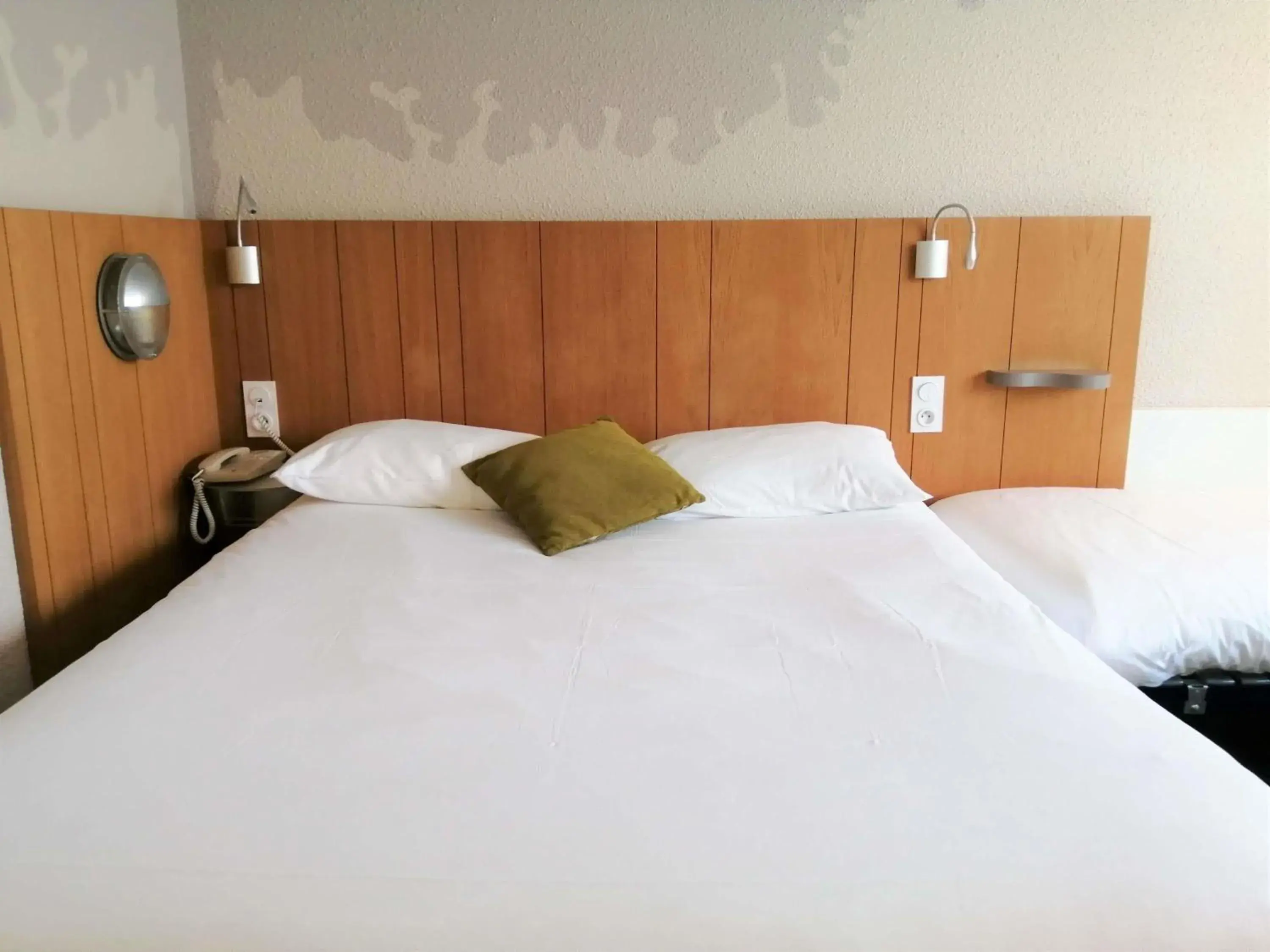 Standard Room with 1 Double Bed and 2 Single Beds - single occupancy in ibis Styles Tours Sud Standard Room with 1 Double Bed and 2 Single Beds - single occupancy in ibis Styles Tours Sud