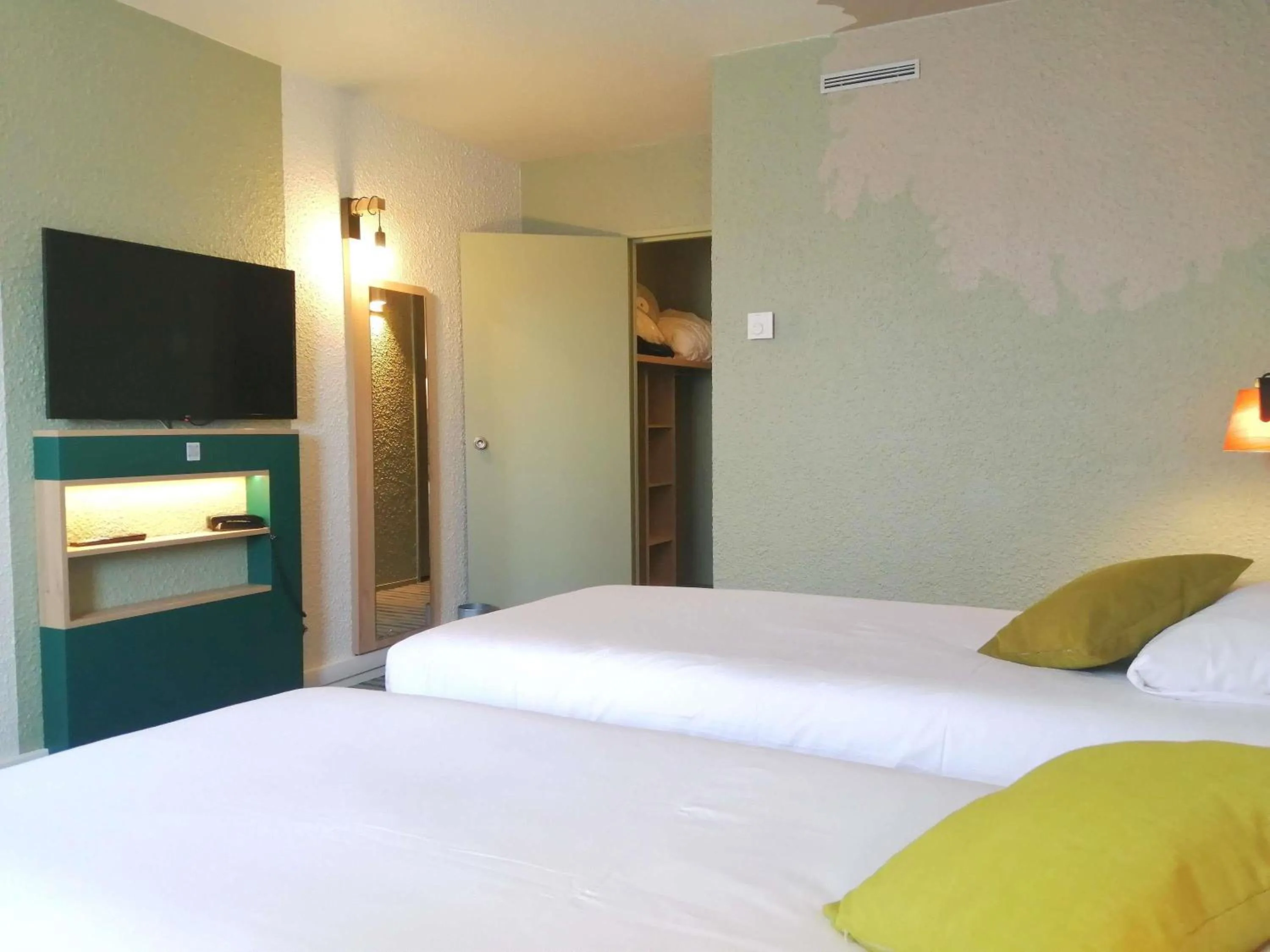 Bedroom, Bed in ibis Styles Tours Sud