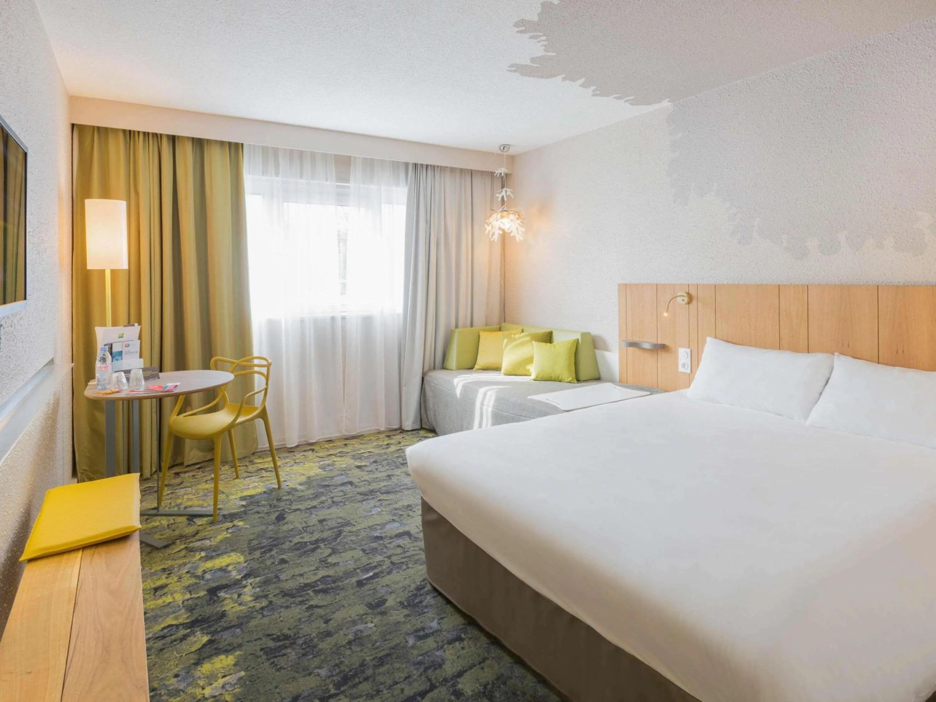 Property building, Bed in ibis Styles Tours Sud