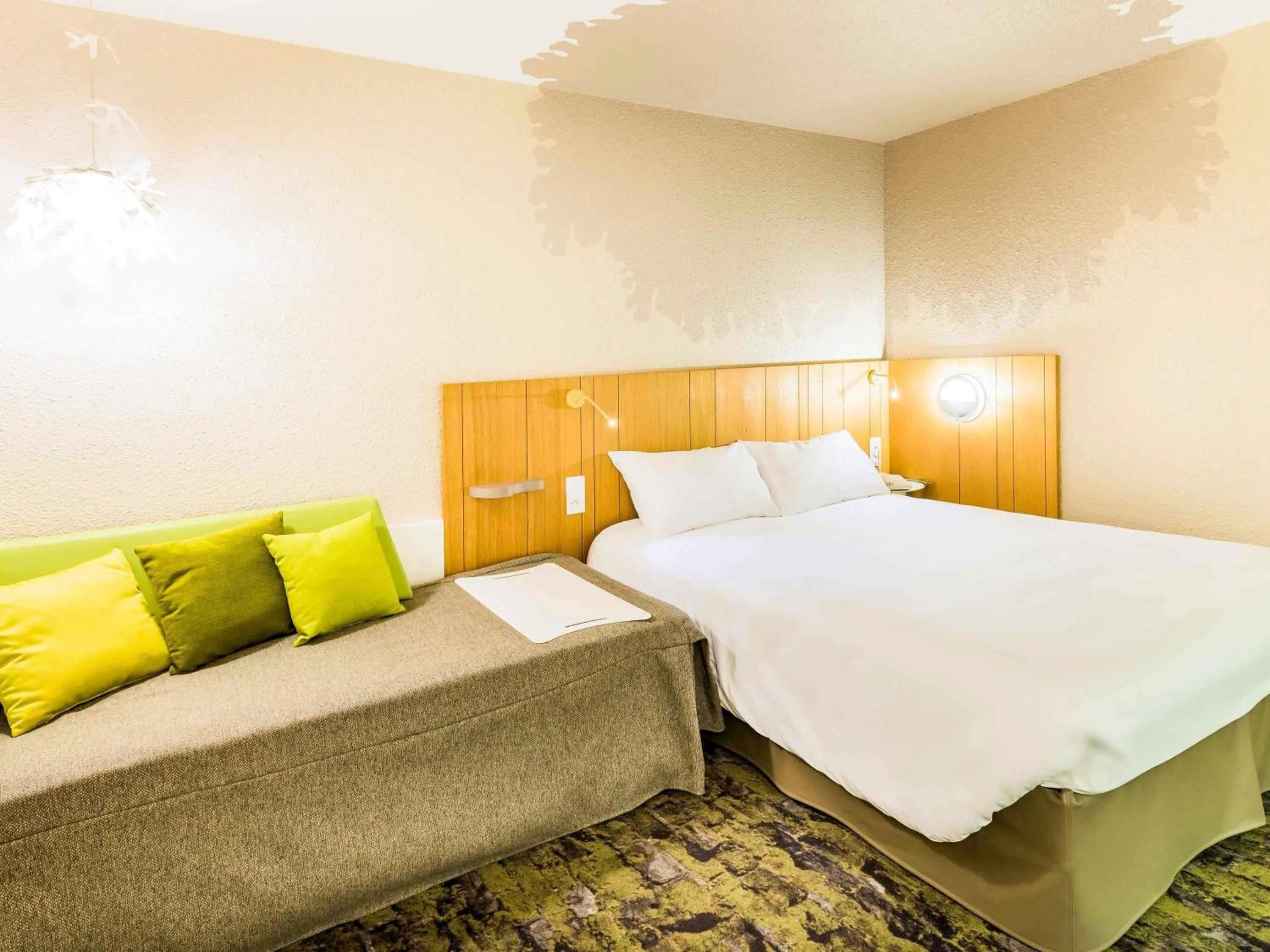 Bedroom, Bed in ibis Styles Tours Sud