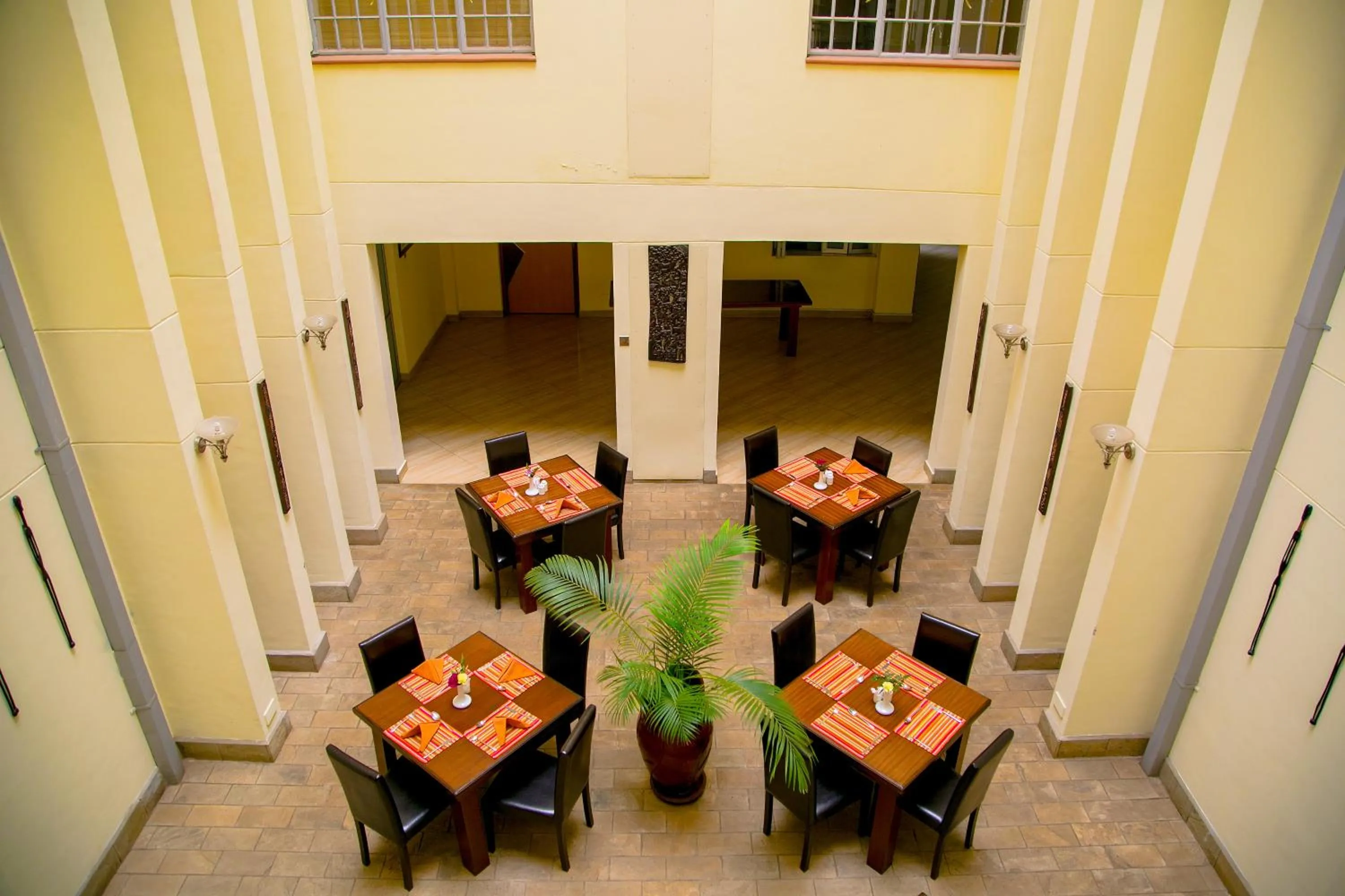 Restaurant/places to eat in Batians Apartment Hotel