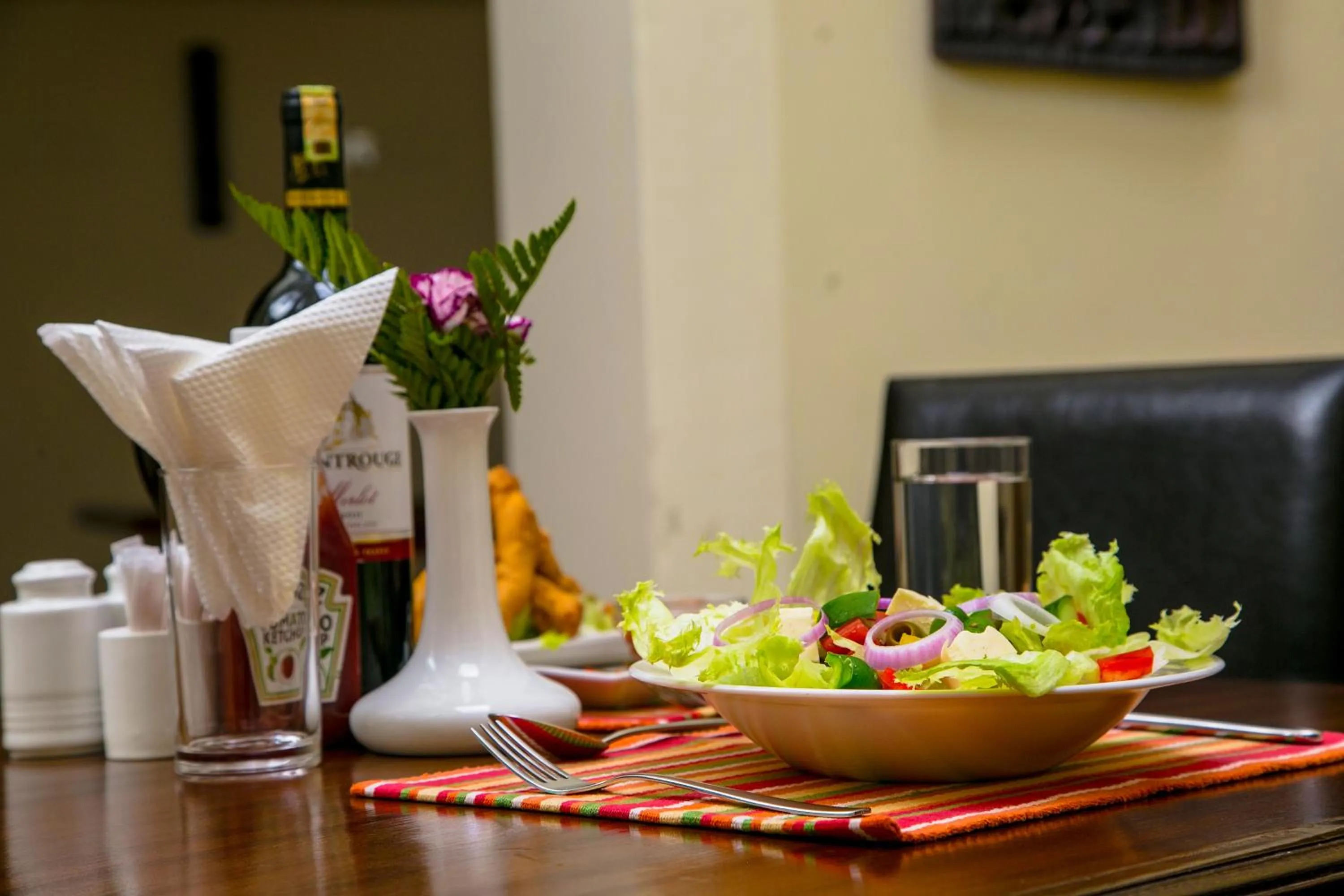 Restaurant/places to eat in Batians Apartment Hotel