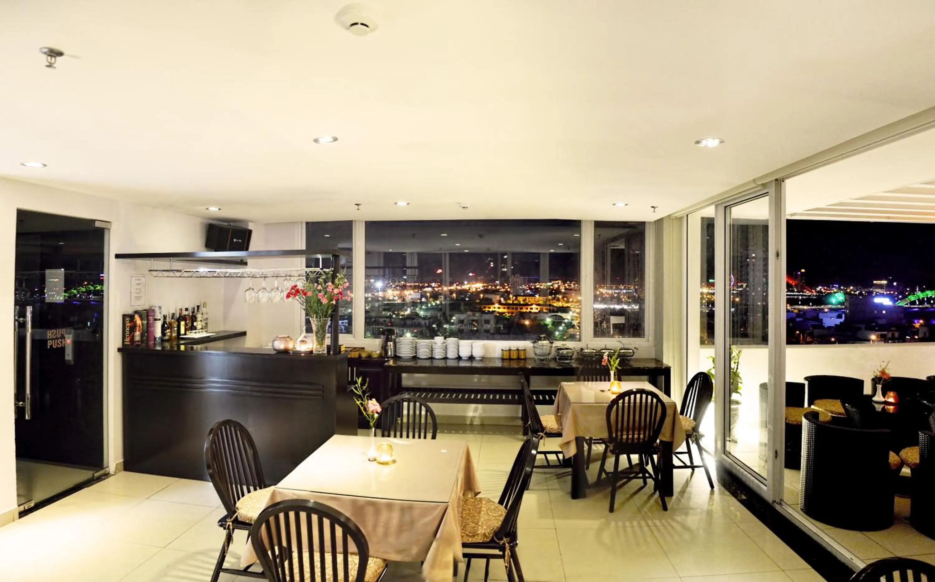 Restaurant/places to eat in D&C Hotel