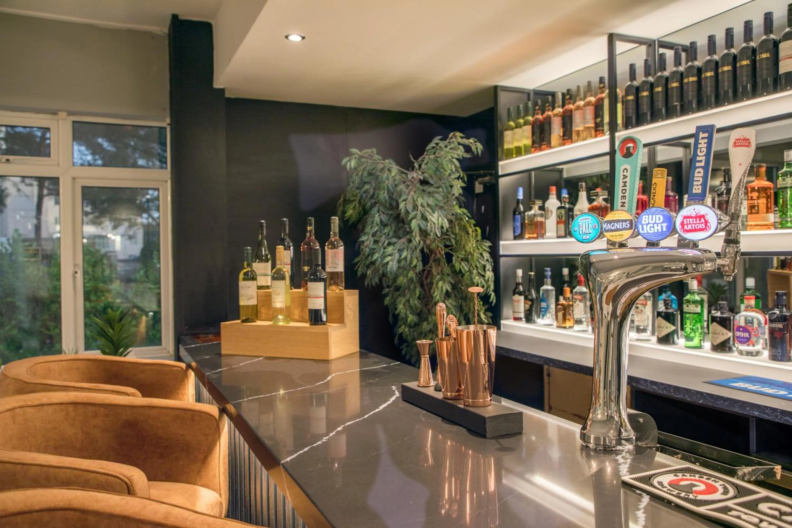Lounge or bar in Park Inn by Radisson Bournemouth