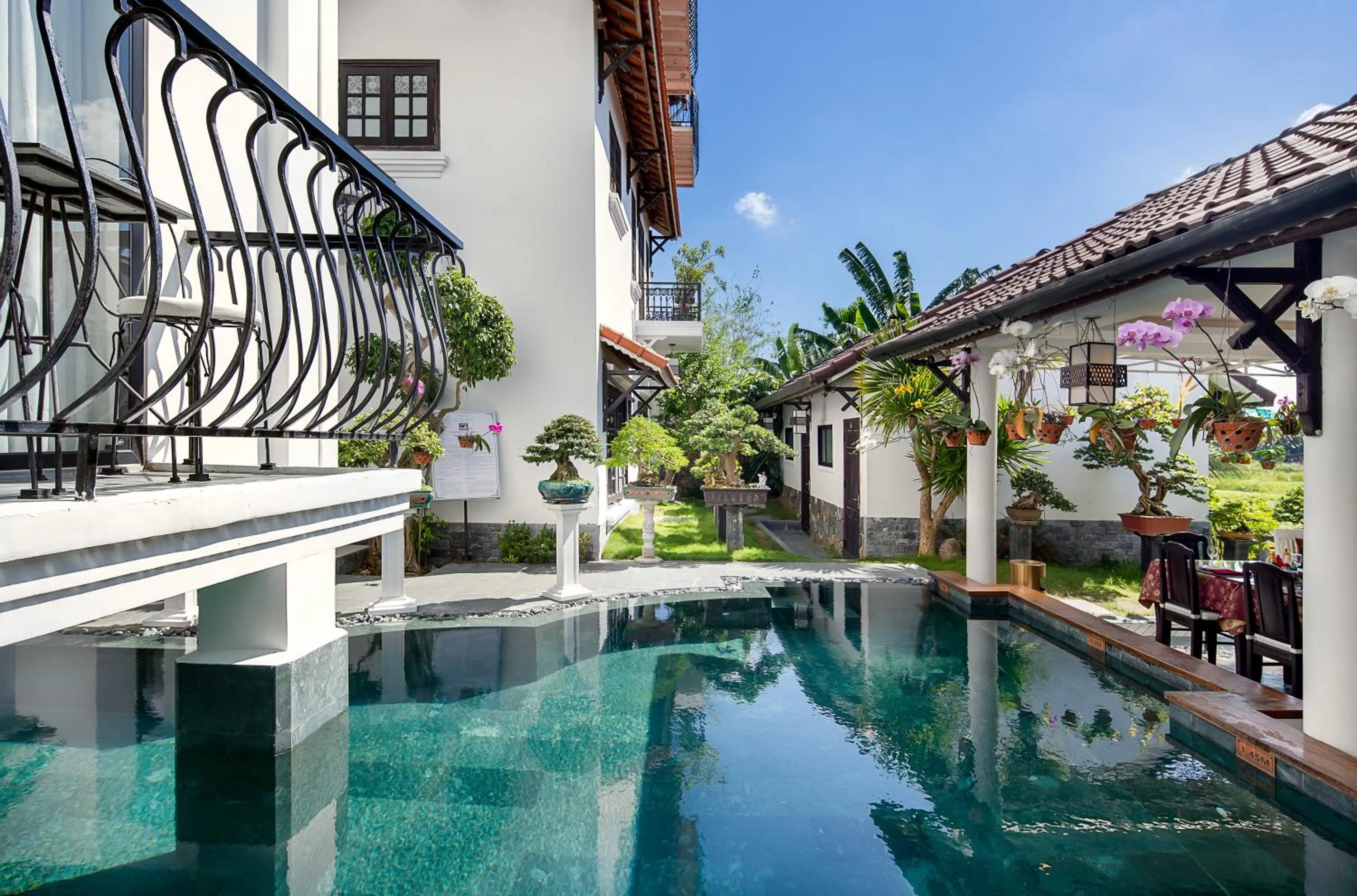 Swimming pool in Riverside Impression Villa