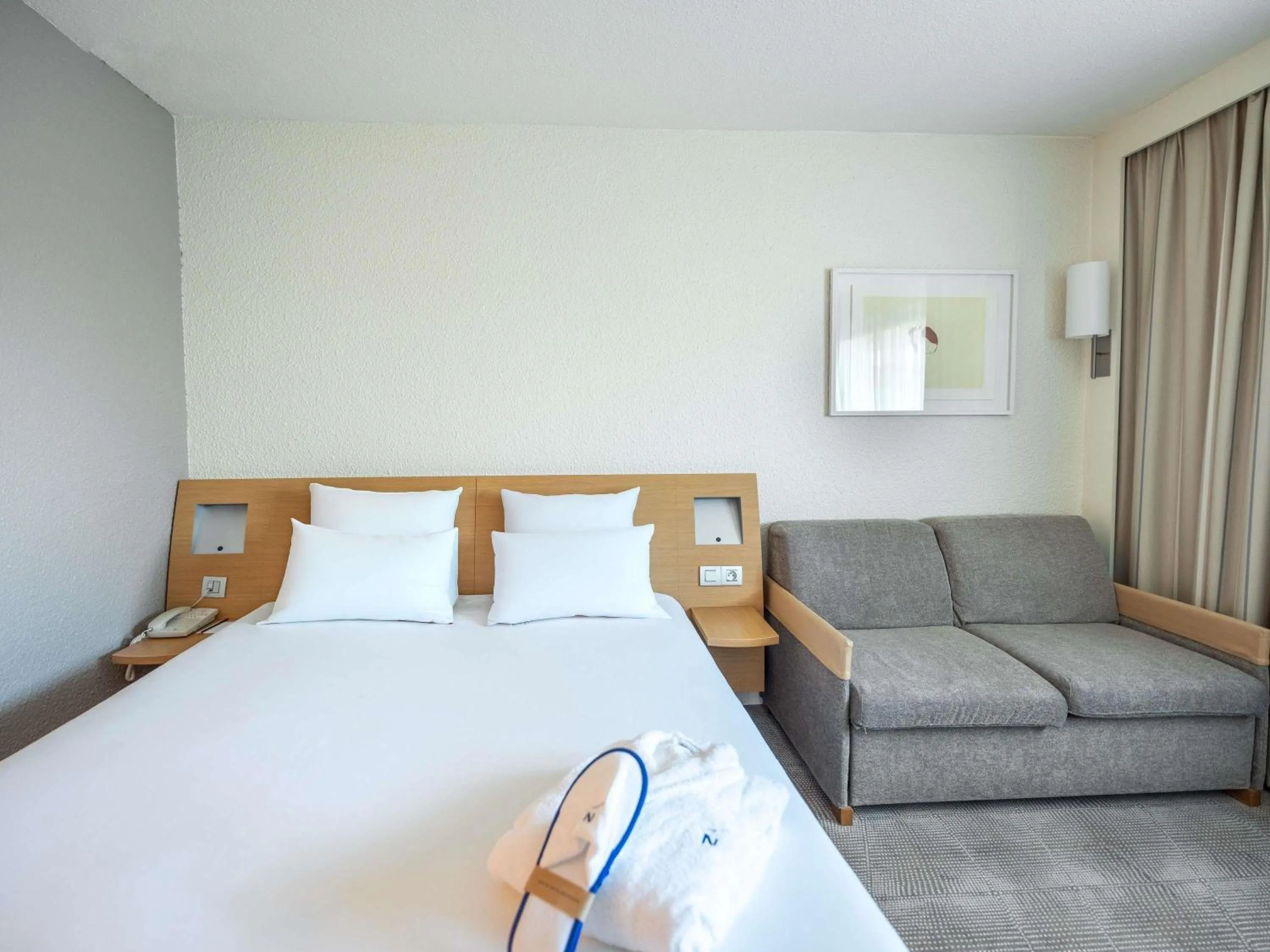Bedroom, Bed in Novotel Poissy Orgeval