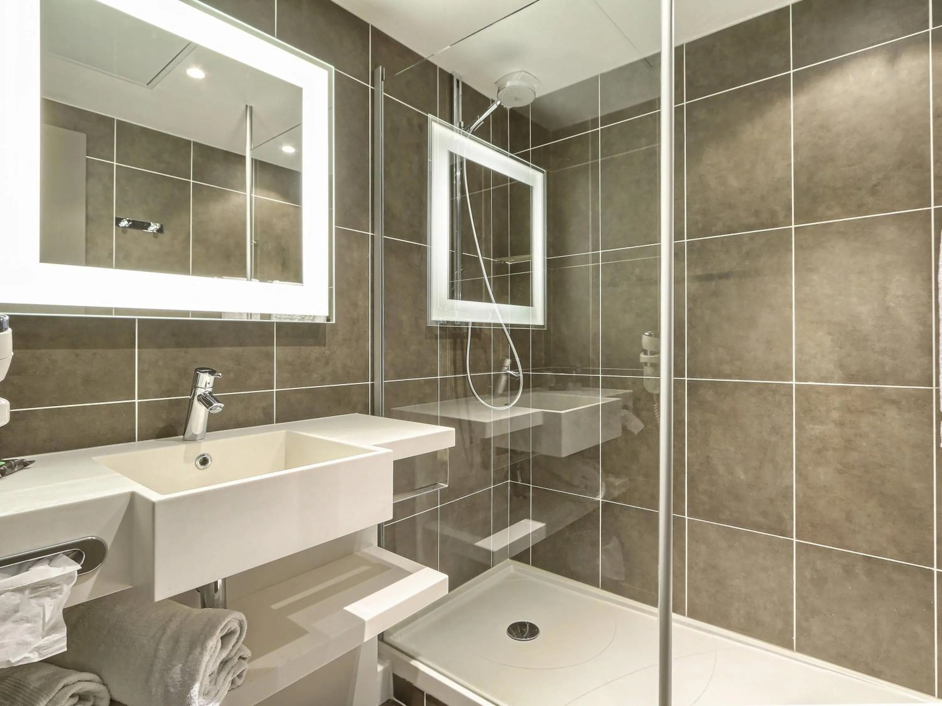 Bedroom in Novotel Chartres