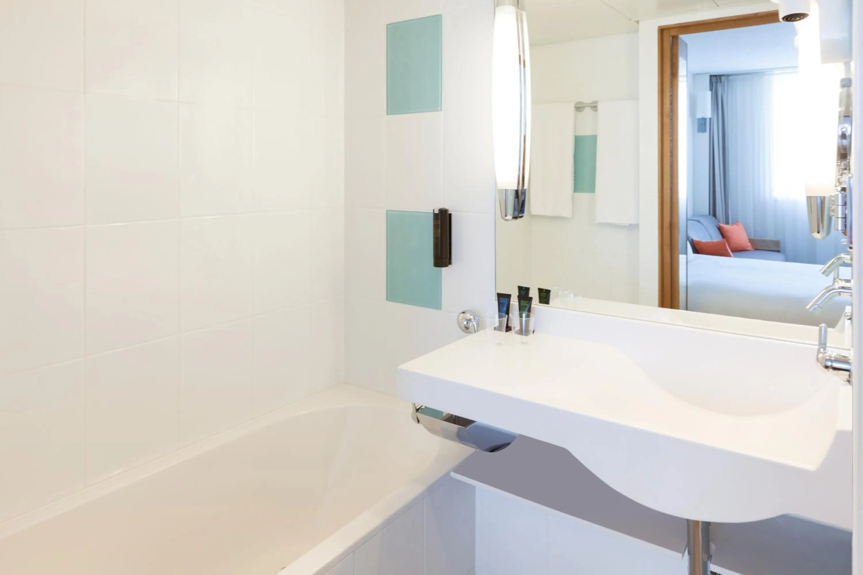 Bathroom, Bed in Novotel Chartres