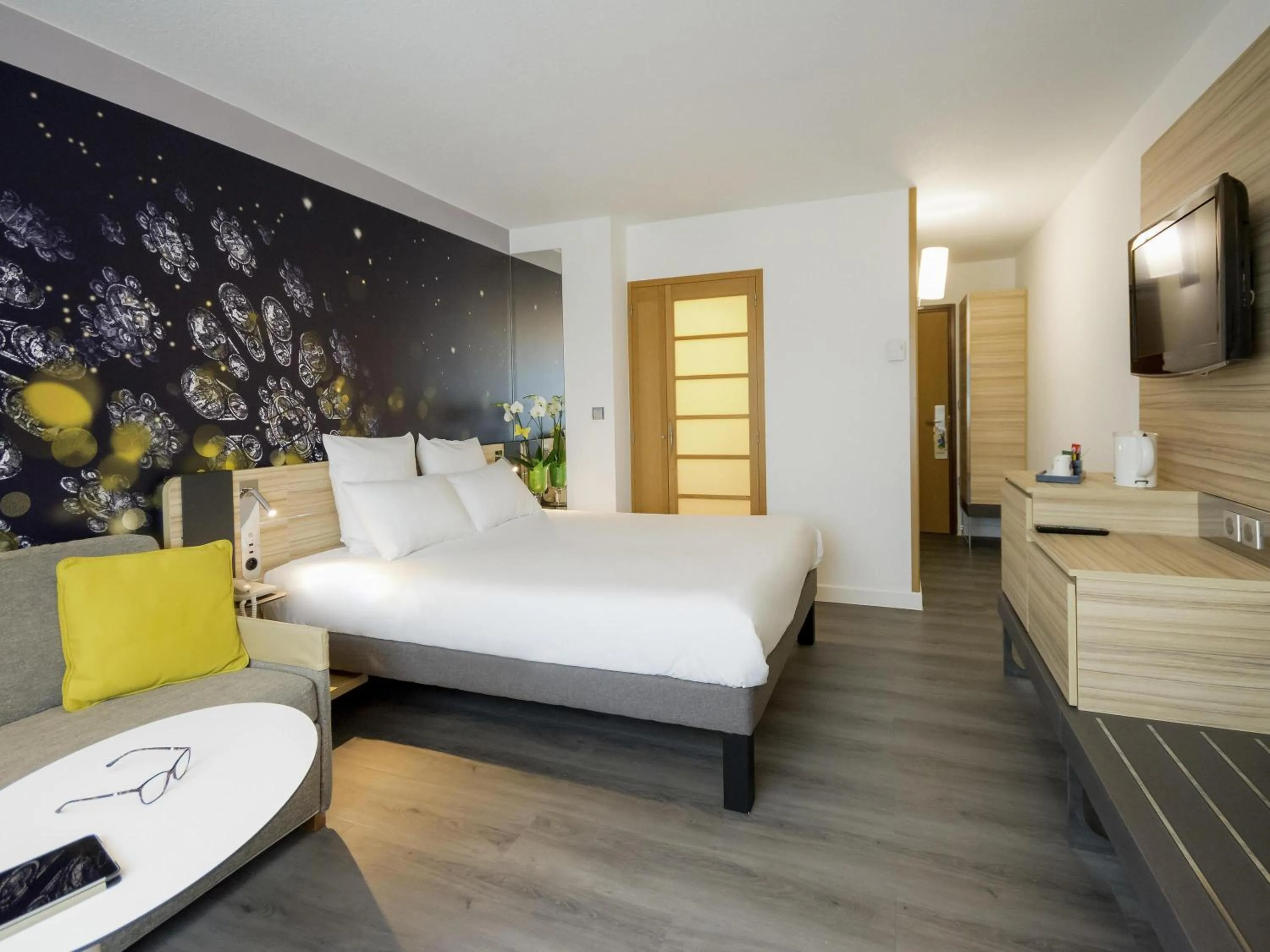 Bedroom, Bed in Novotel Chartres