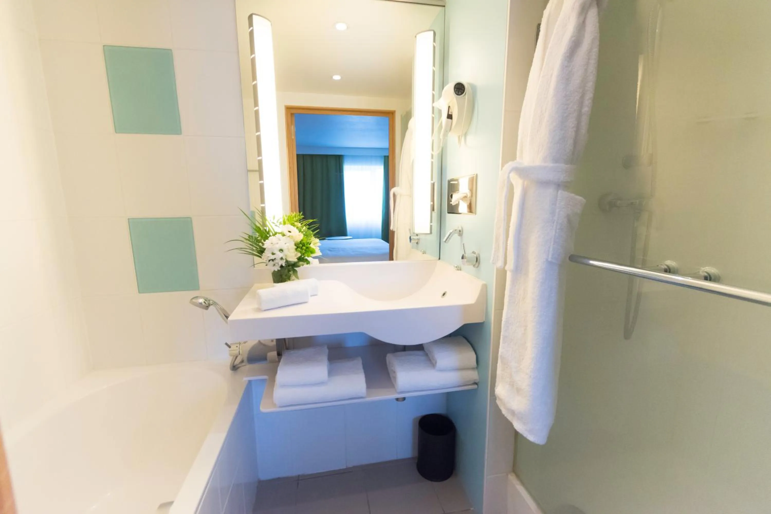 Bathroom, Bed in Novotel Chartres