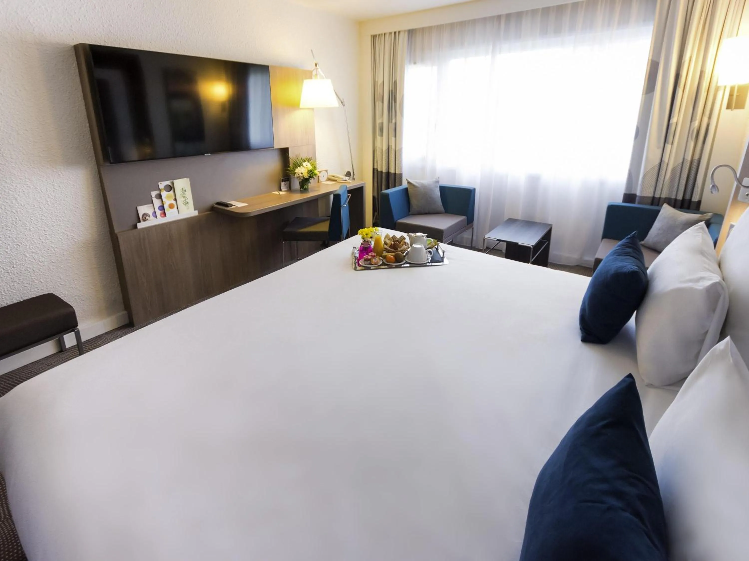 Bedroom, Bed in Novotel Chartres