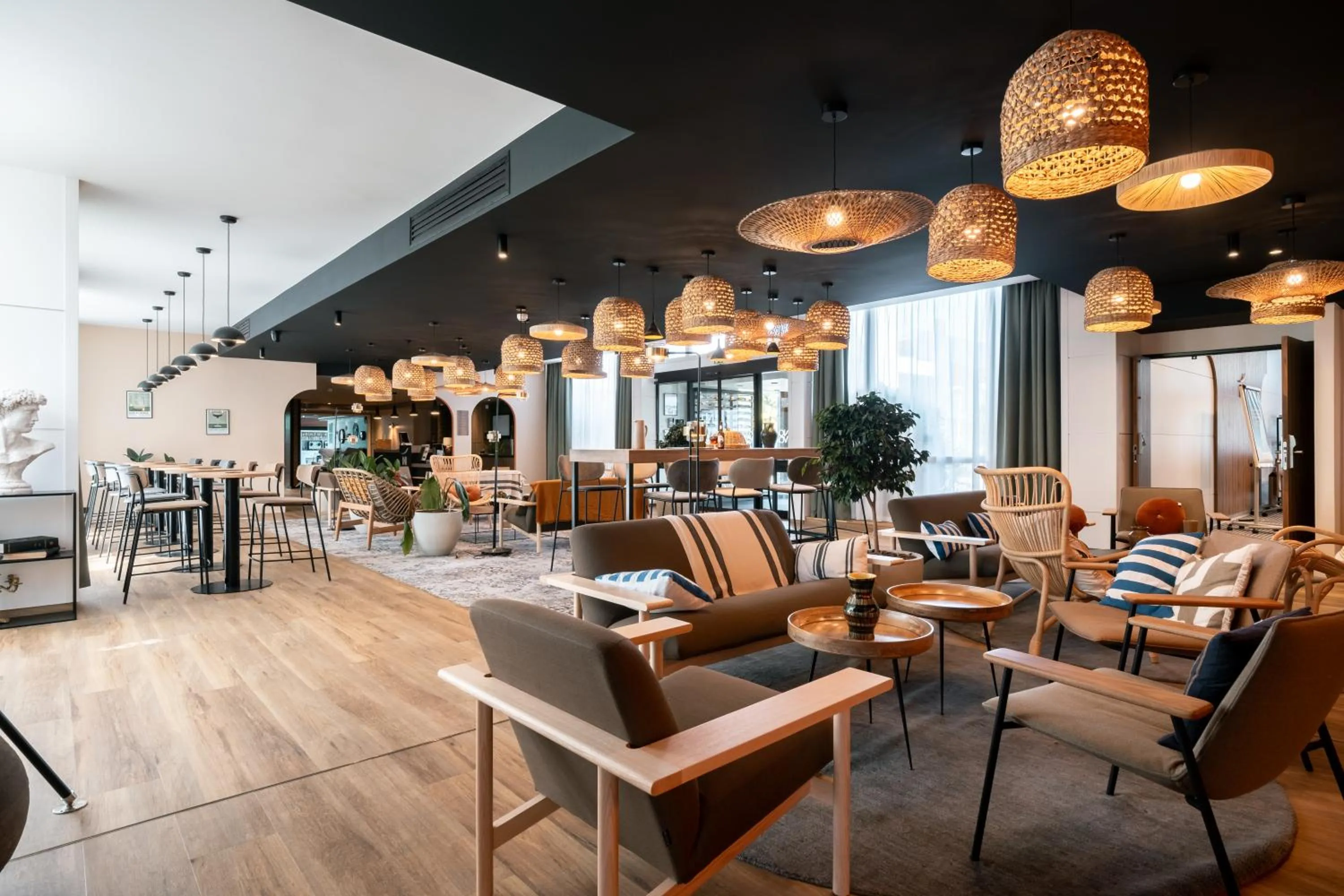 Lounge or bar in Novotel Chartres