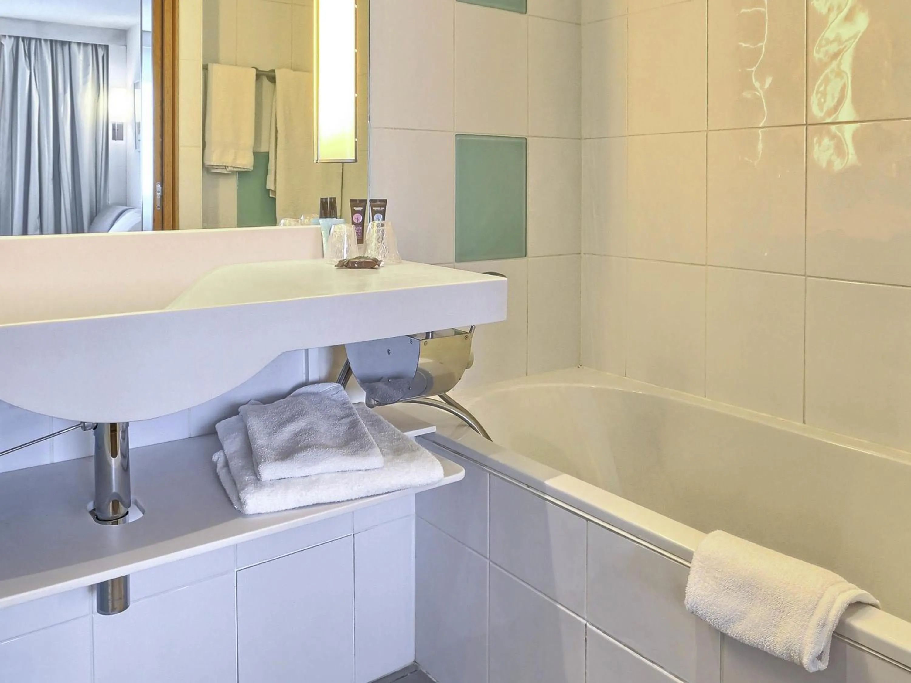 Bedroom in Novotel Chartres